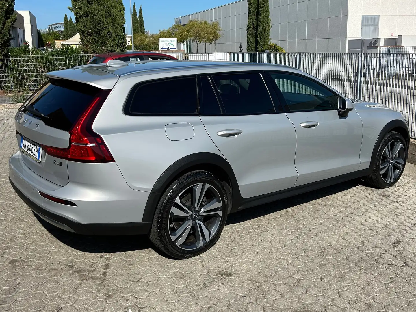 Volvo V60 Cross Country V60 II 2023 Cross Country 2.0 b4 Ultimate awd auto Сірий - 2
