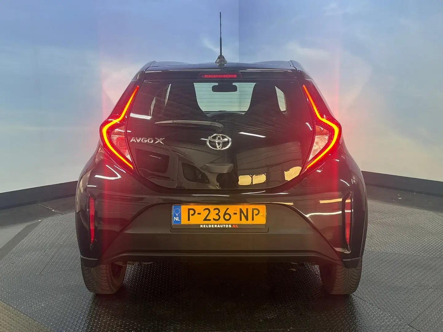 Toyota Aygo X 1.0 VVT-i MT Play Airco, Cruise, Camera Zwart - 2