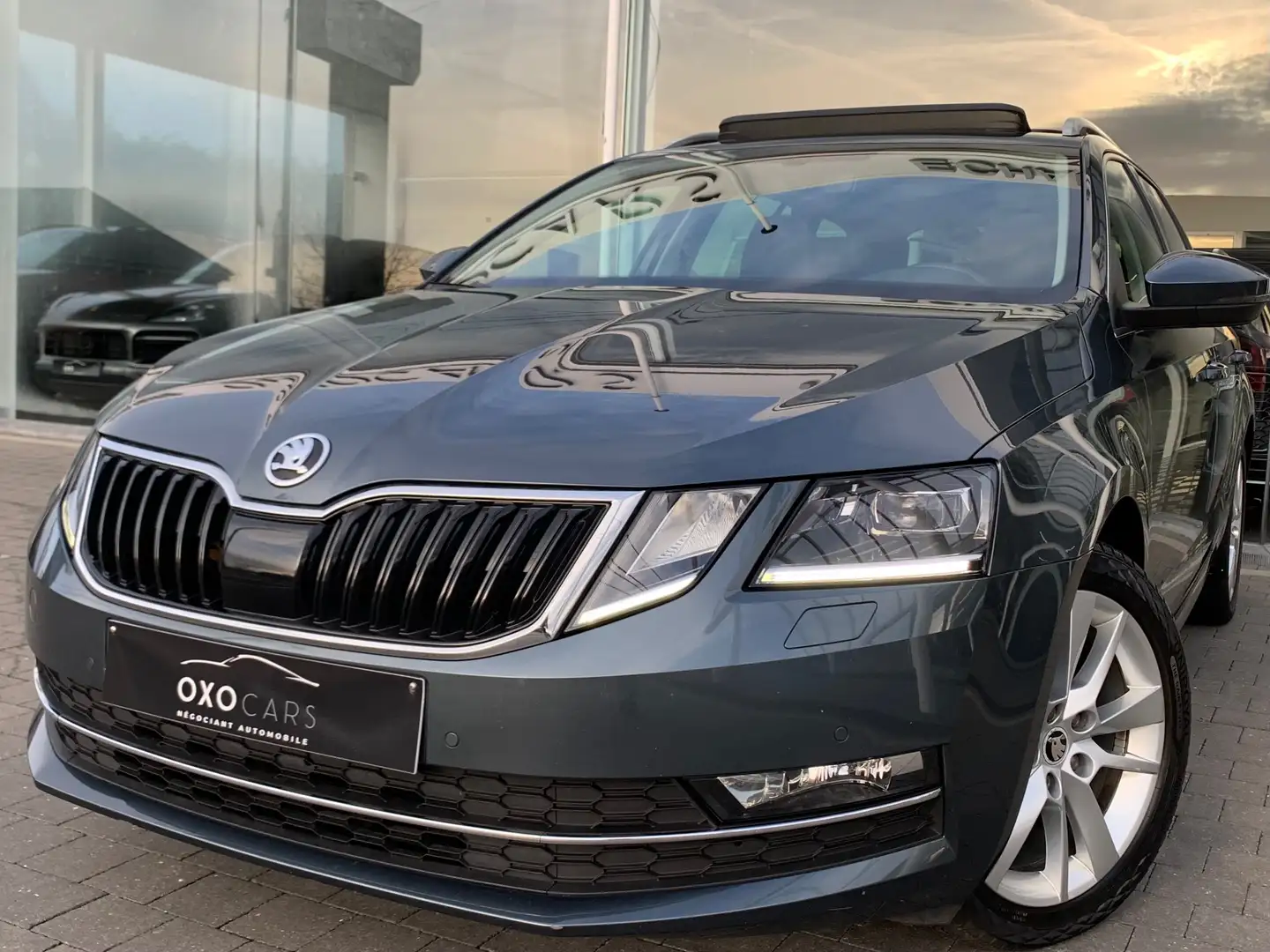 Skoda Octavia 1.6 TDi DSG / Boite Auto / Xenon / Full Options / Gris - 1