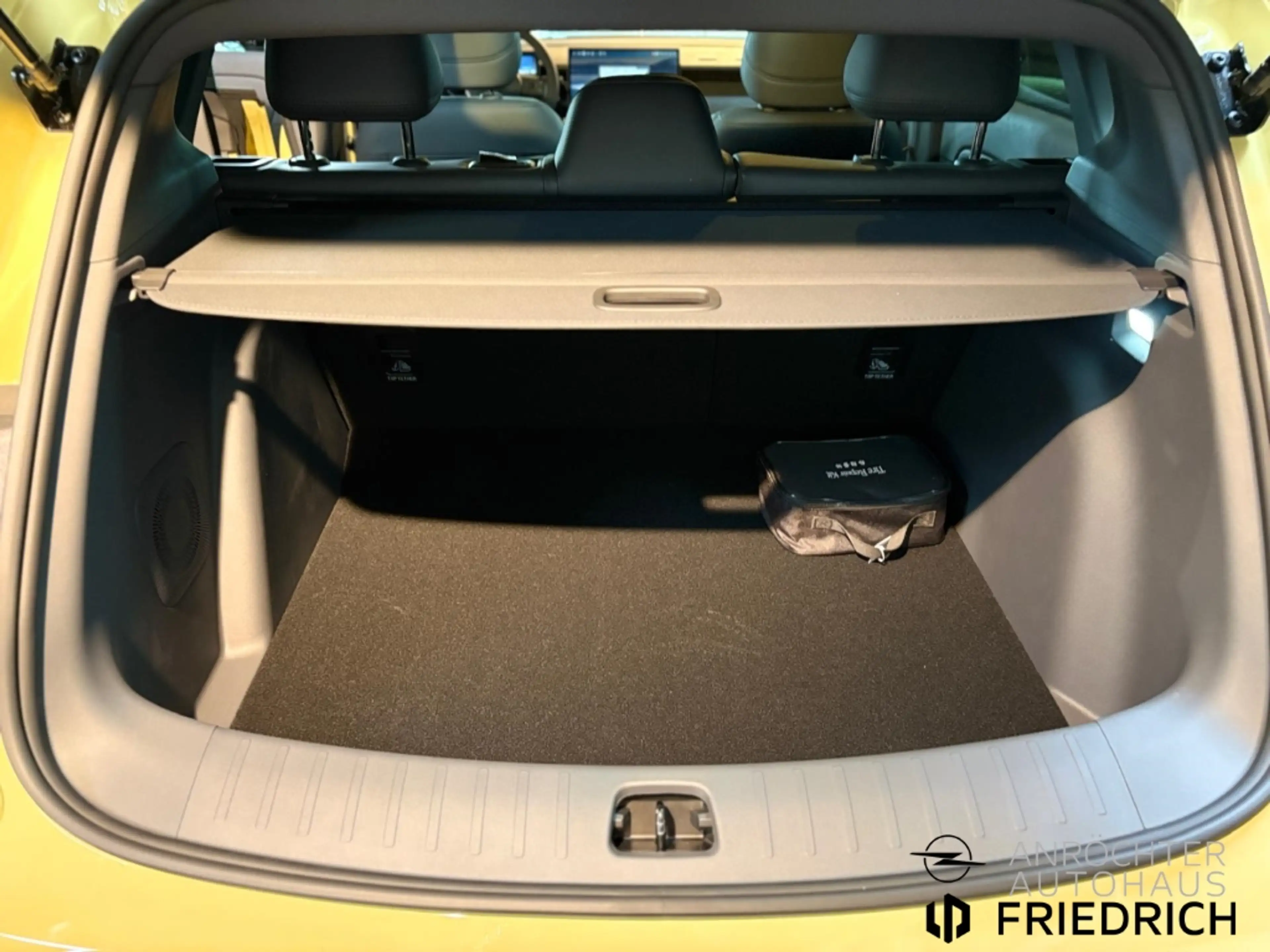 Leapmotor B05 Design ProMax Panoramadach Navi CarPlay uvm. — photo 13