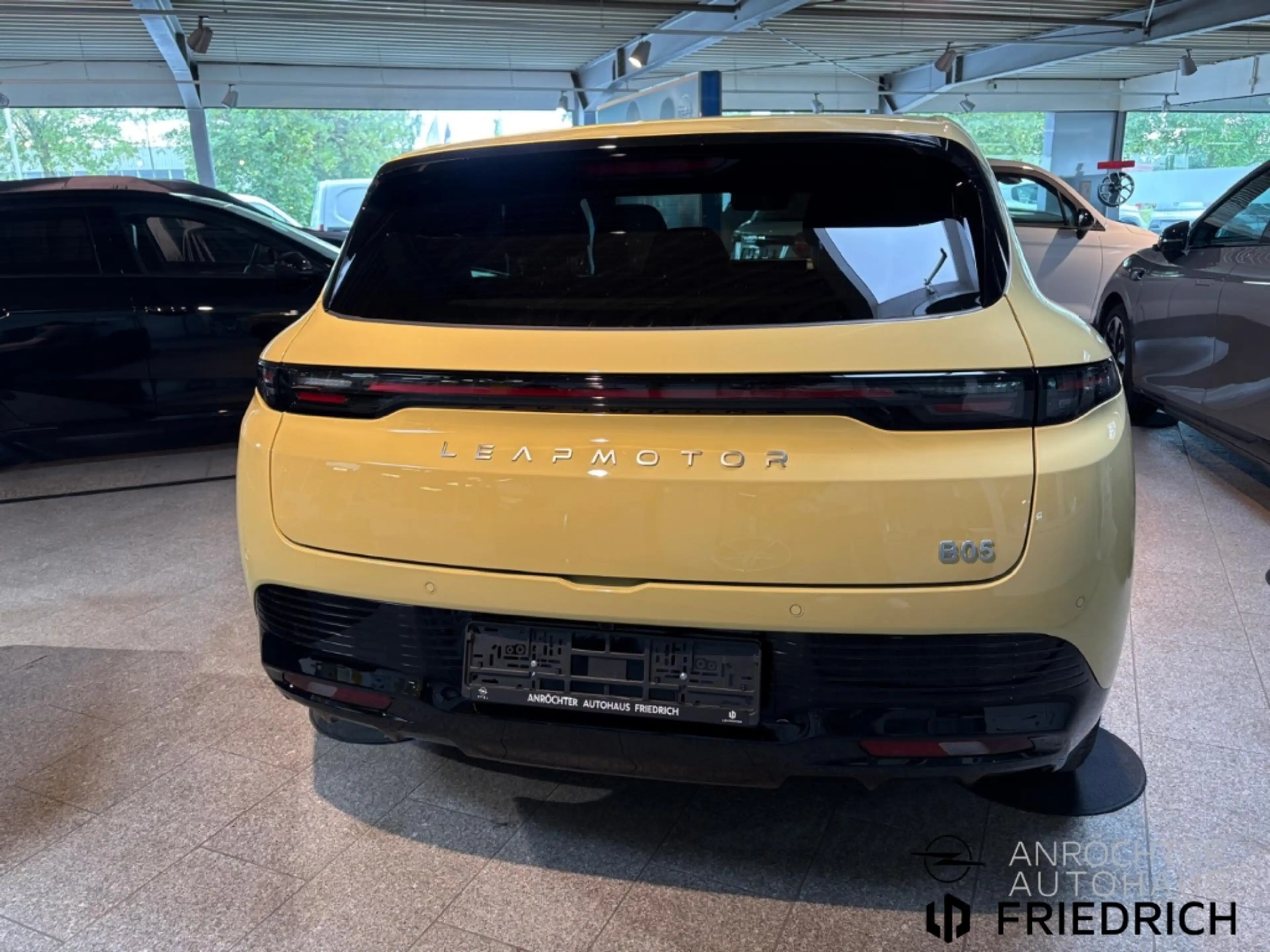 Leapmotor B05 Design ProMax Panoramadach Navi CarPlay uvm. — photo 5
