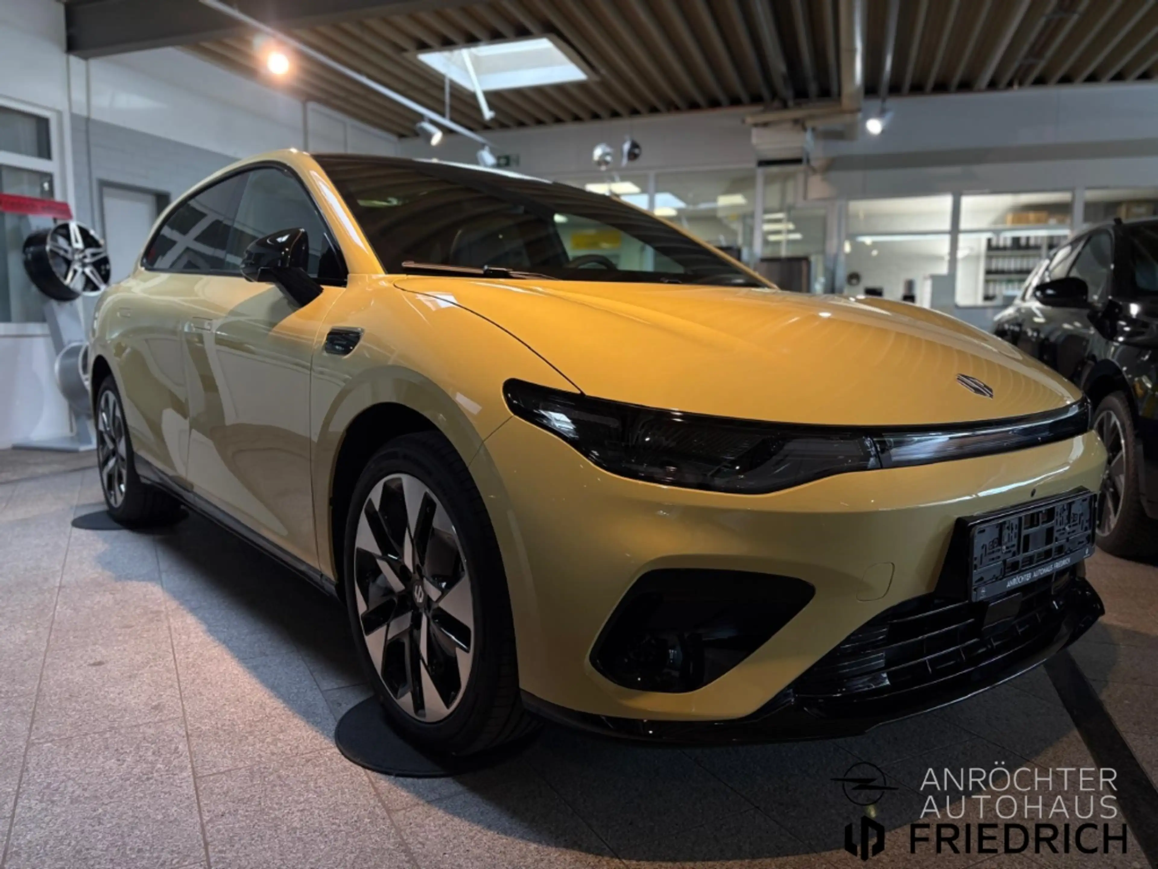 Leapmotor B05 Design ProMax Panoramadach Navi CarPlay uvm. — photo 3