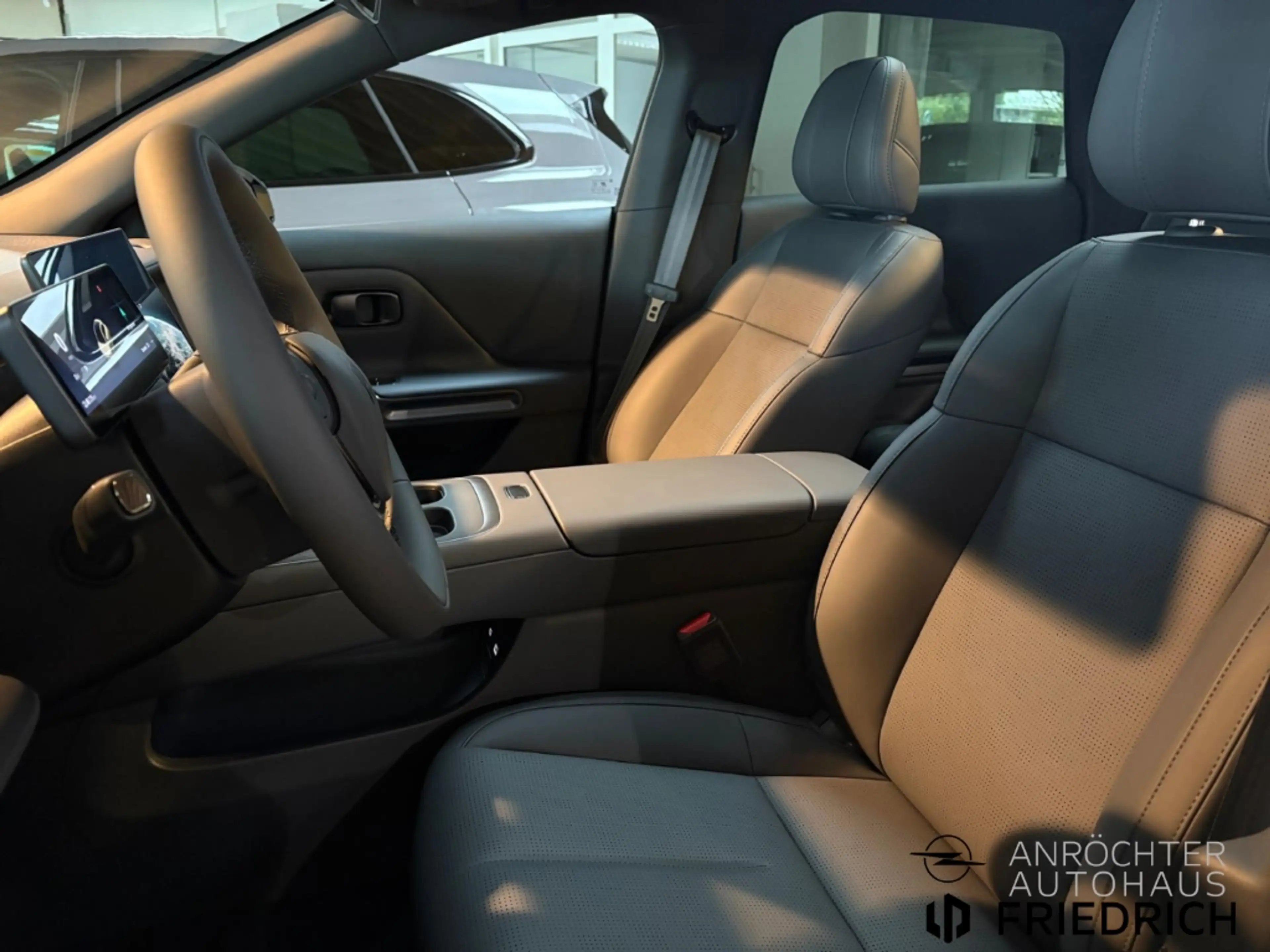 Leapmotor B05 Design ProMax Panoramadach Navi CarPlay uvm. — photo 7
