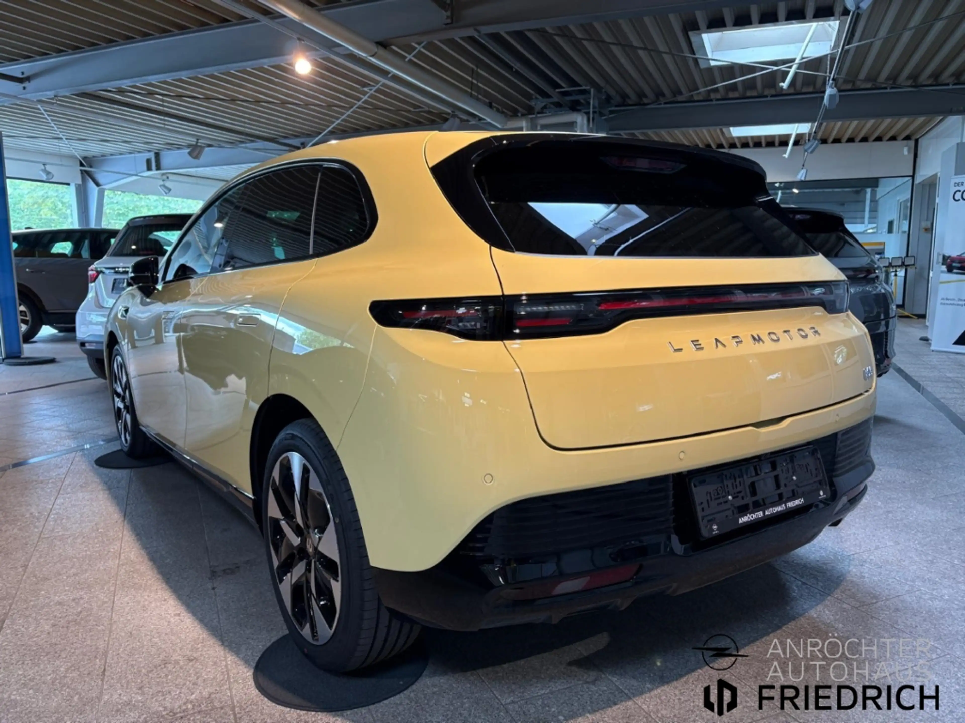 Leapmotor B05 Design ProMax Panoramadach Navi CarPlay uvm. — photo 6