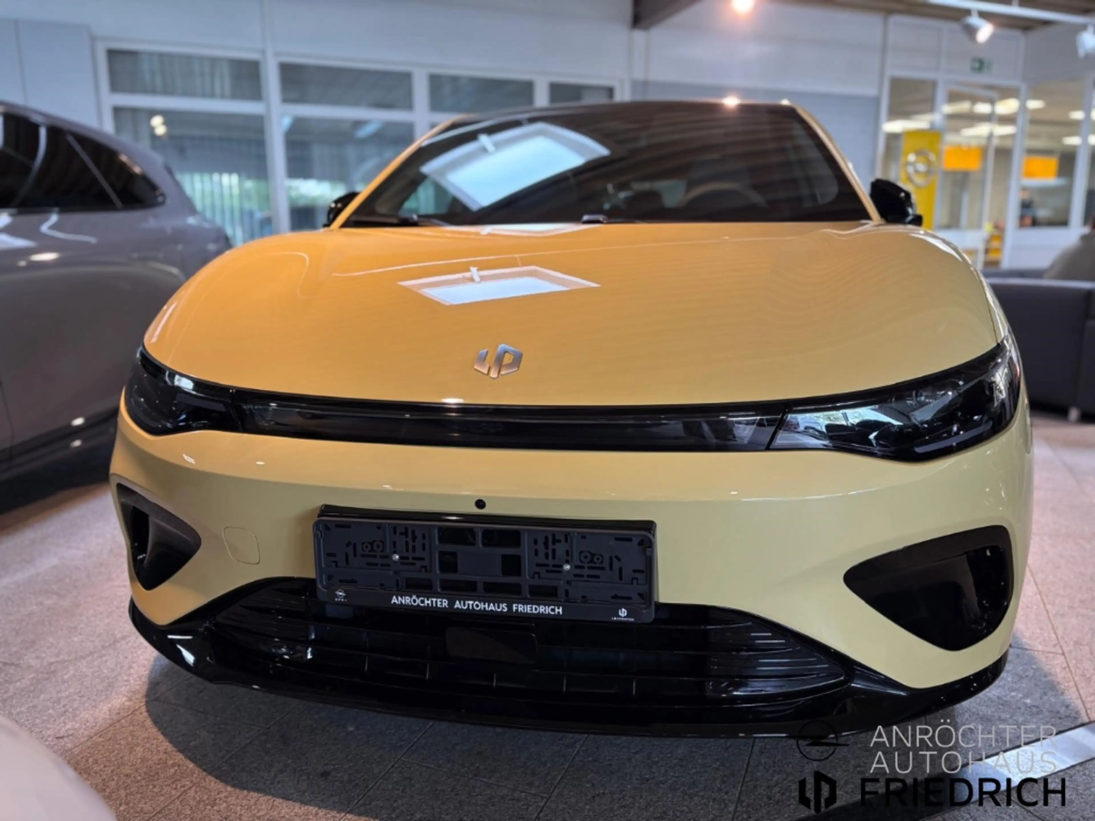 Leapmotor B05 Design ProMax Panoramadach Navi CarPlay uvm. — photo 2