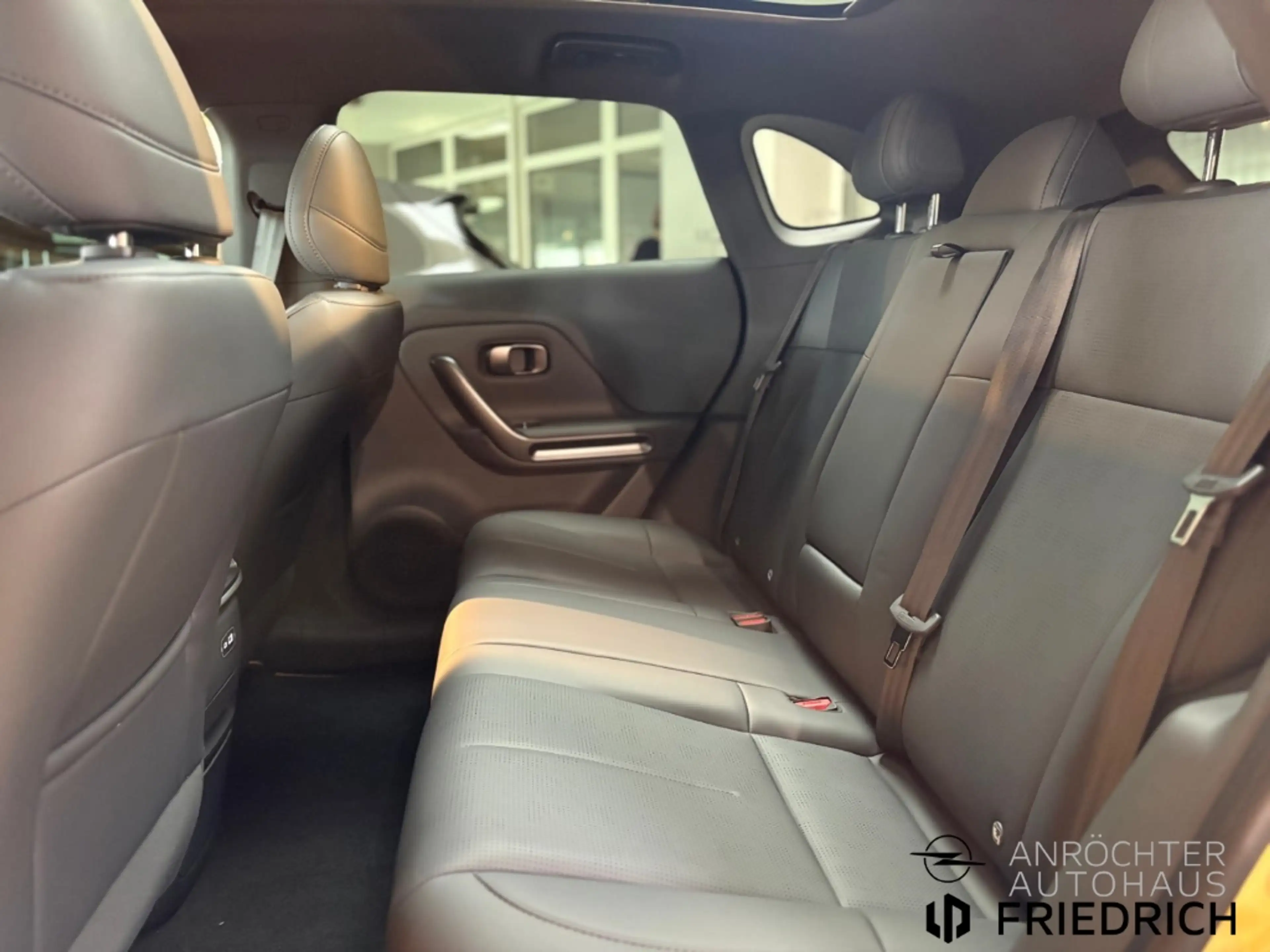 Leapmotor B05 Design ProMax Panoramadach Navi CarPlay uvm. — photo 9