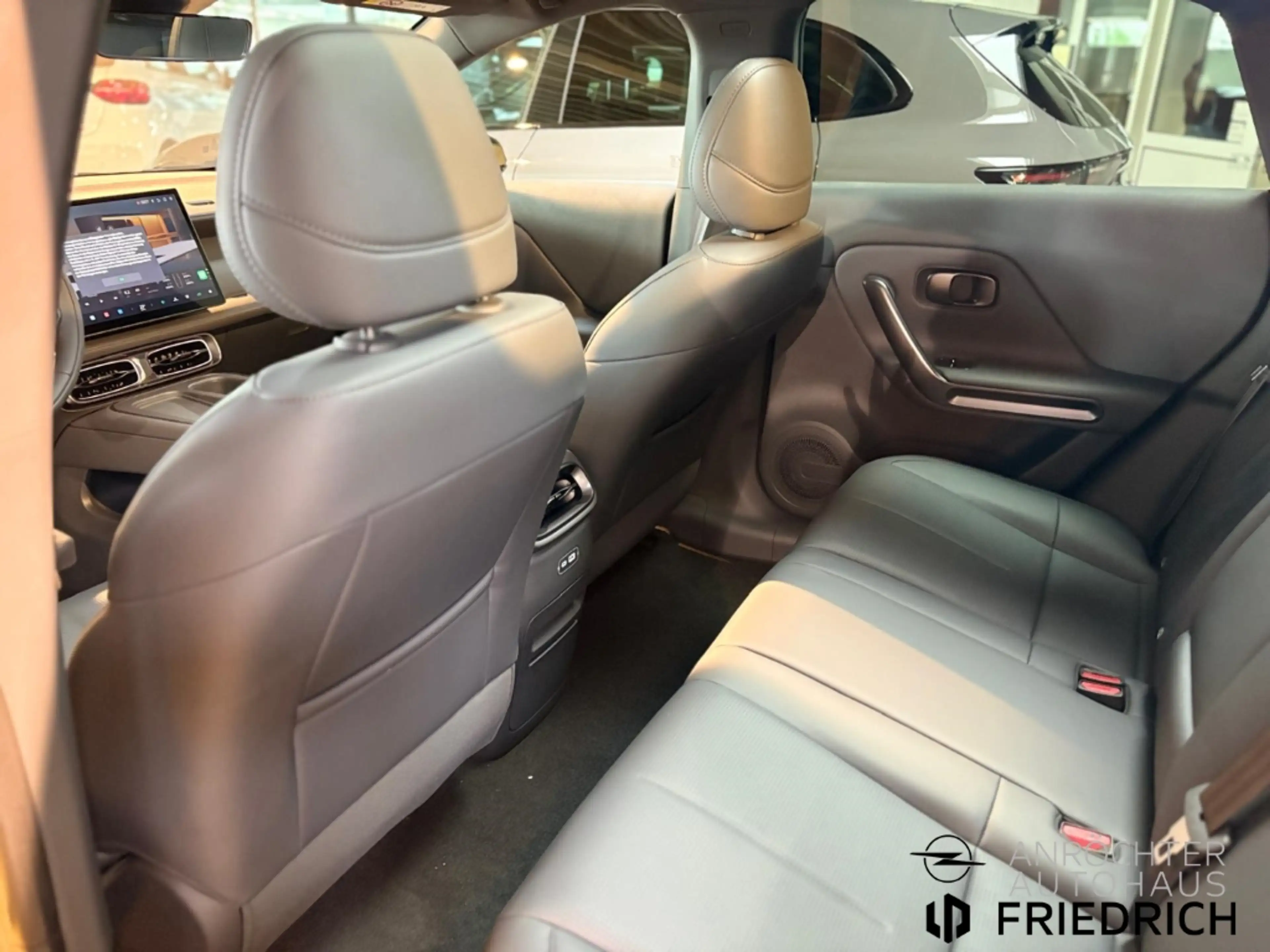 Leapmotor B05 Design ProMax Panoramadach Navi CarPlay uvm. — photo 10