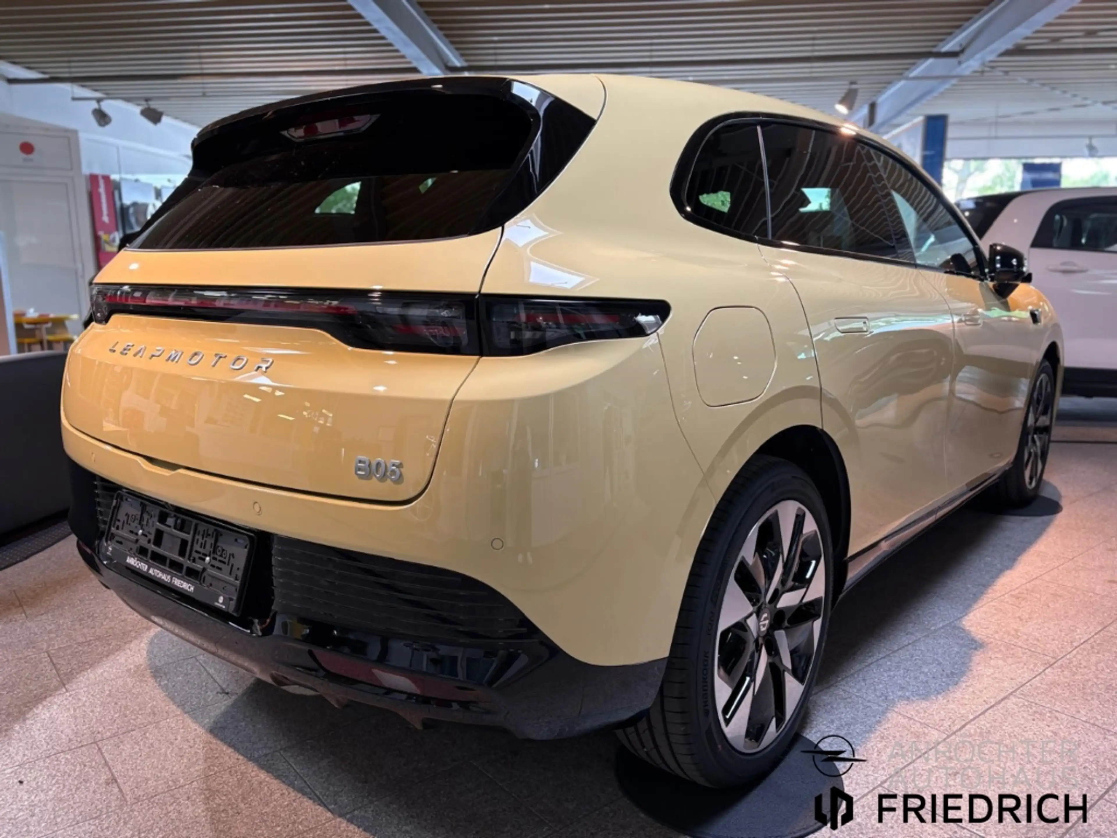 Leapmotor B05 Design ProMax Panoramadach Navi CarPlay uvm. — photo 4