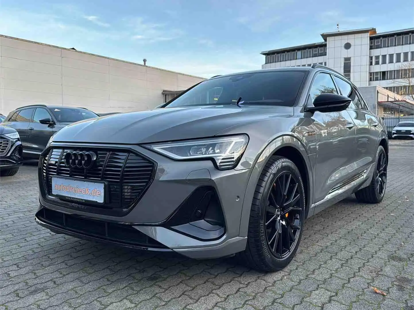 Audi e-tron 50 2x S line BLACK EDITION PANO e-SITZE Grau - 1