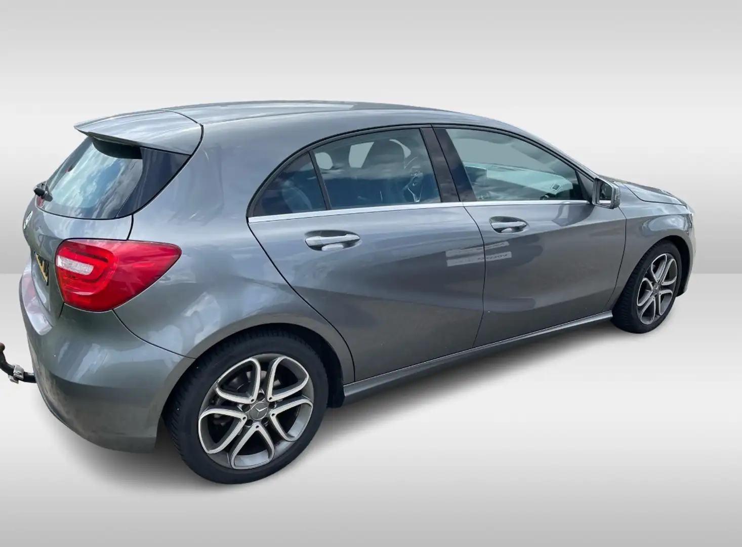 Mercedes-Benz A 180 Ambition / Trekhaak / Navigatie / Parkeerhulp V+A Grijs - 2