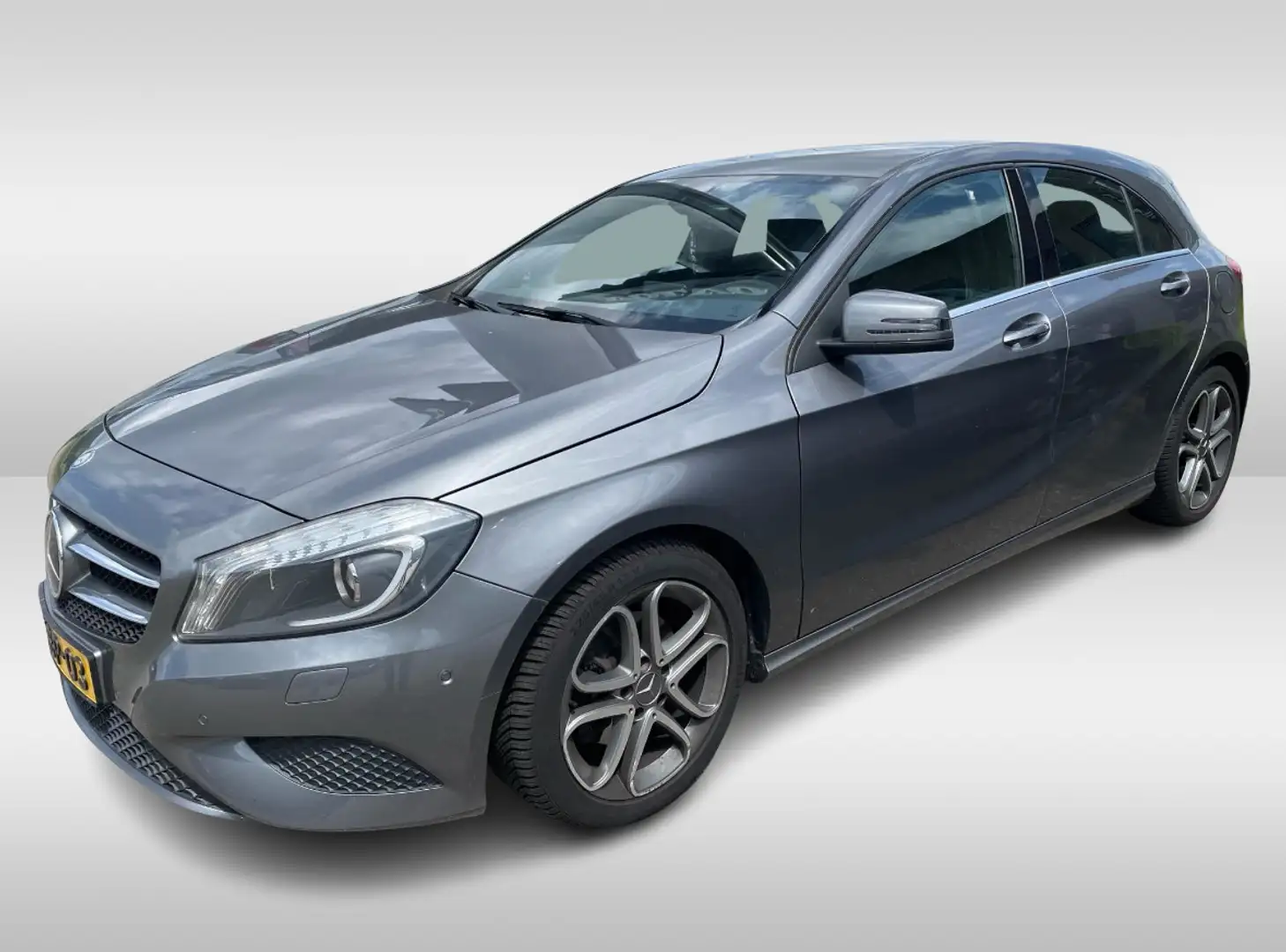 Mercedes-Benz A 180 Ambition / Trekhaak / Navigatie / Parkeerhulp V+A Grijs - 1