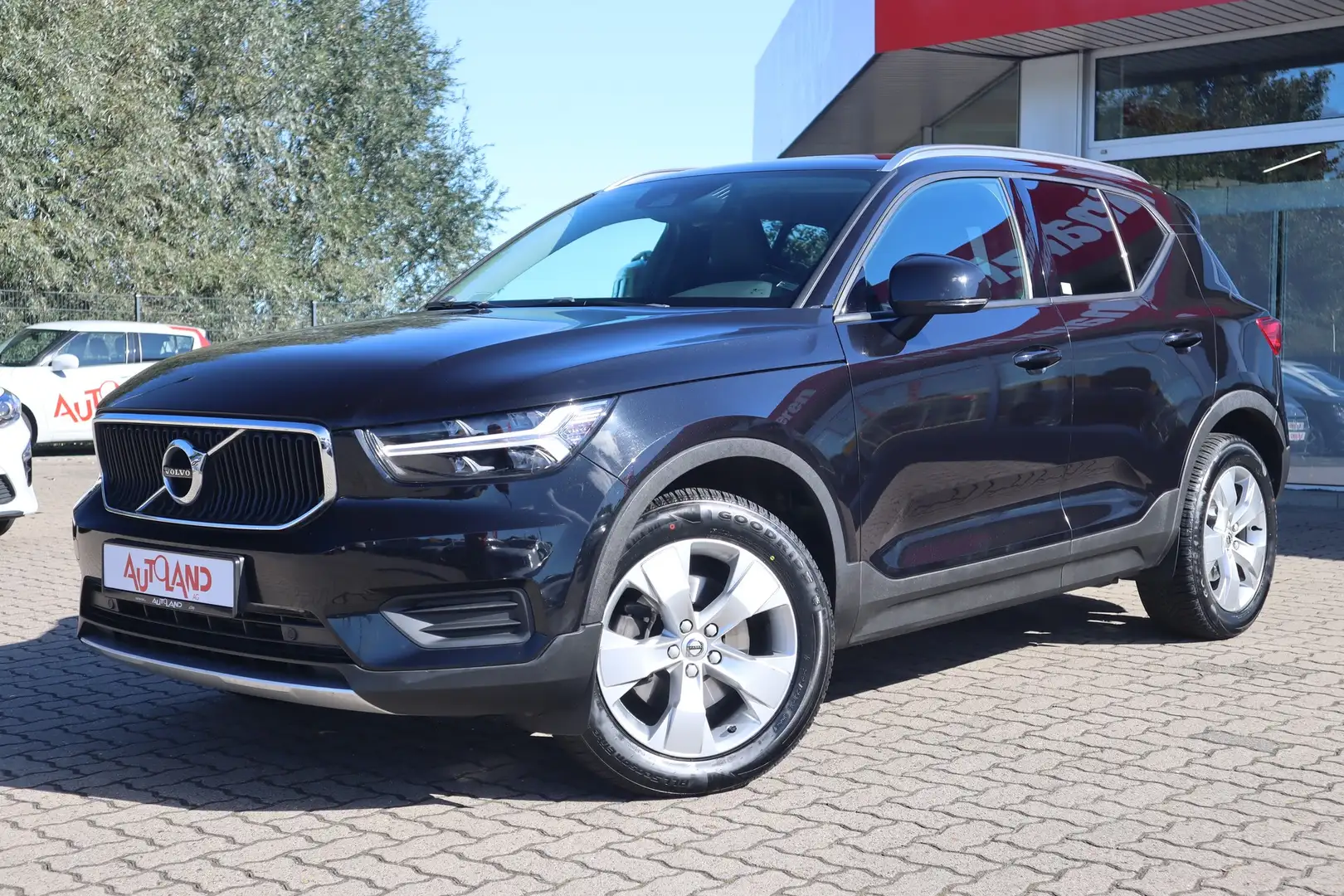 Volvo XC40 2.0 Momentum T4 AWD Standheizung LED Leder Schwarz - 2