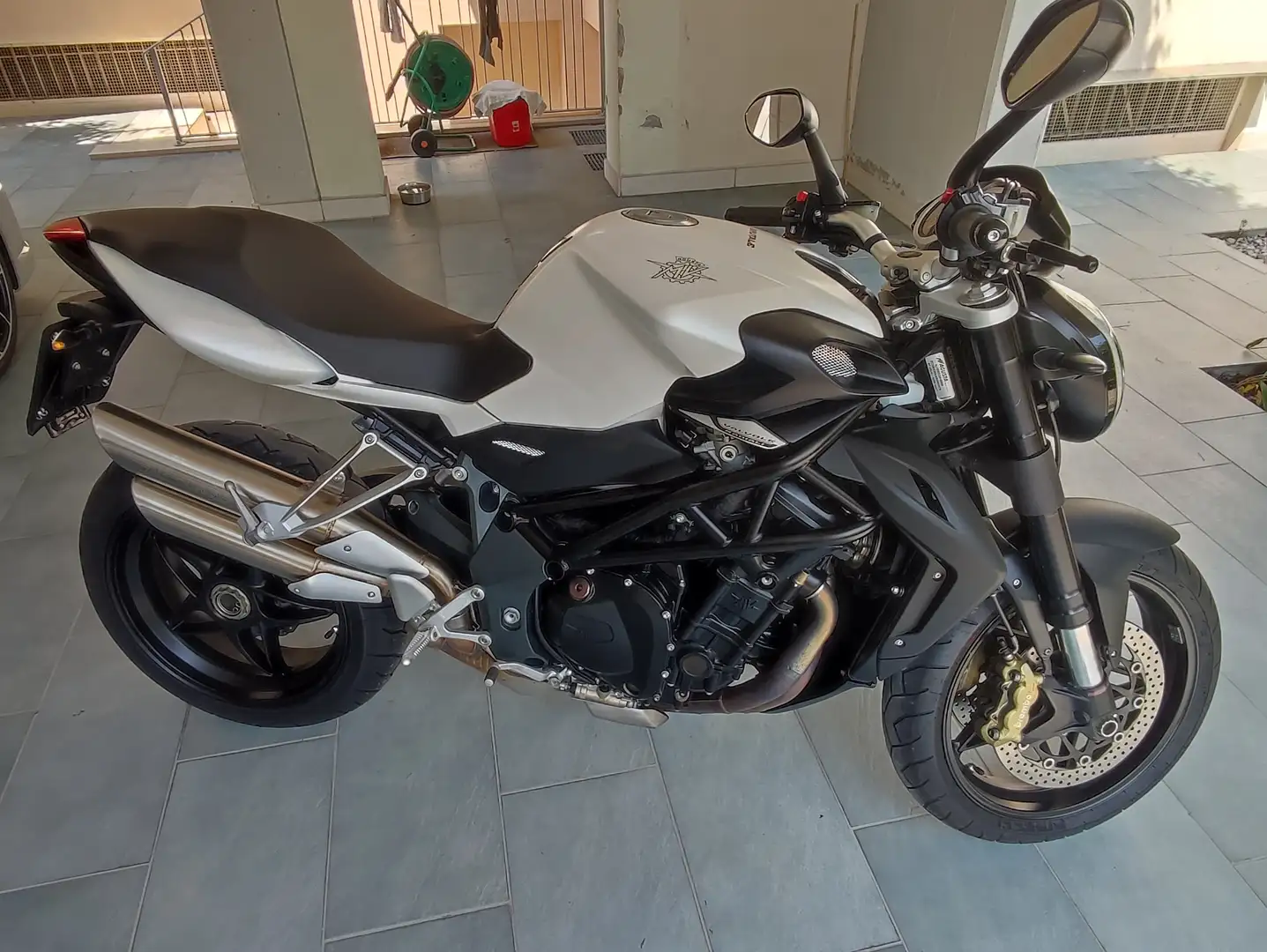 MV Agusta Brutale 920 Білий - 1