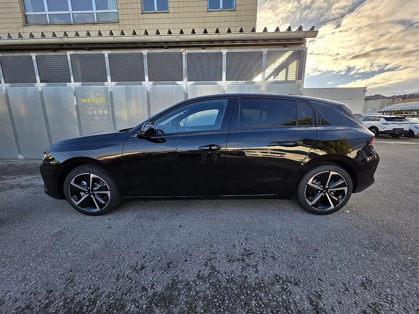 Opel Astra 1,2 Turbo GS Schwarz - 2