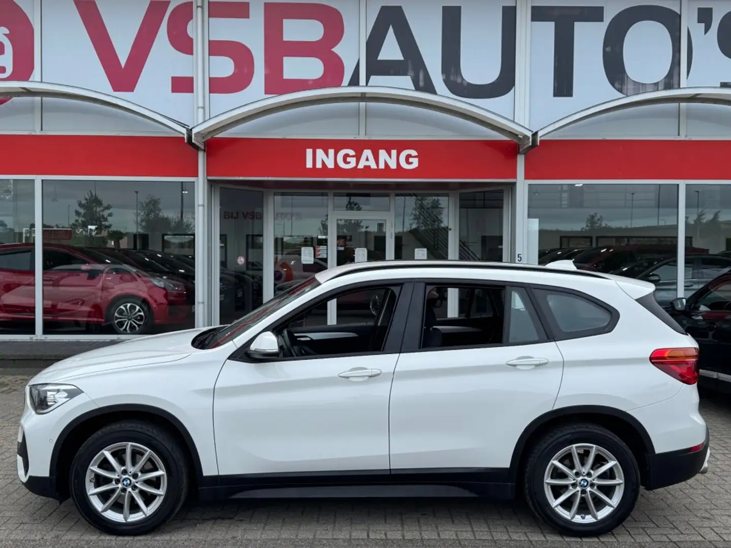 BMW X1 S-DRIVE 1.8 AUT. TREKHAAK LED NAVIGATIE AIRCO LMV Wit - 2