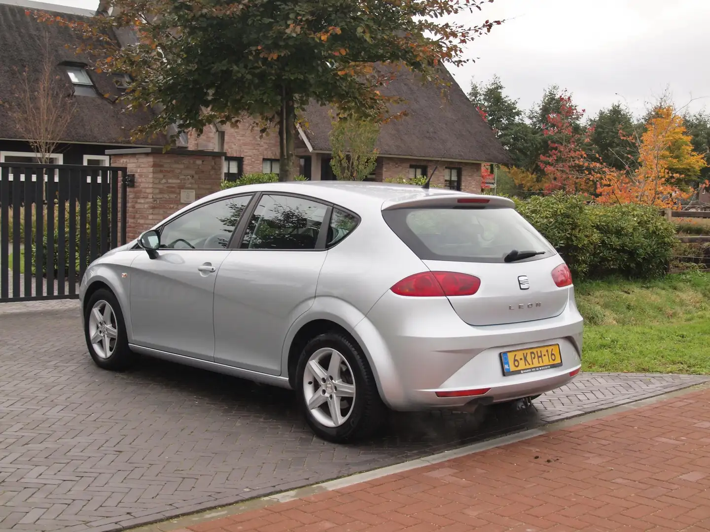 SEAT Leon 1.2 TSI Style | Cruise Control | Airco | Elektrisc Grijs - 2