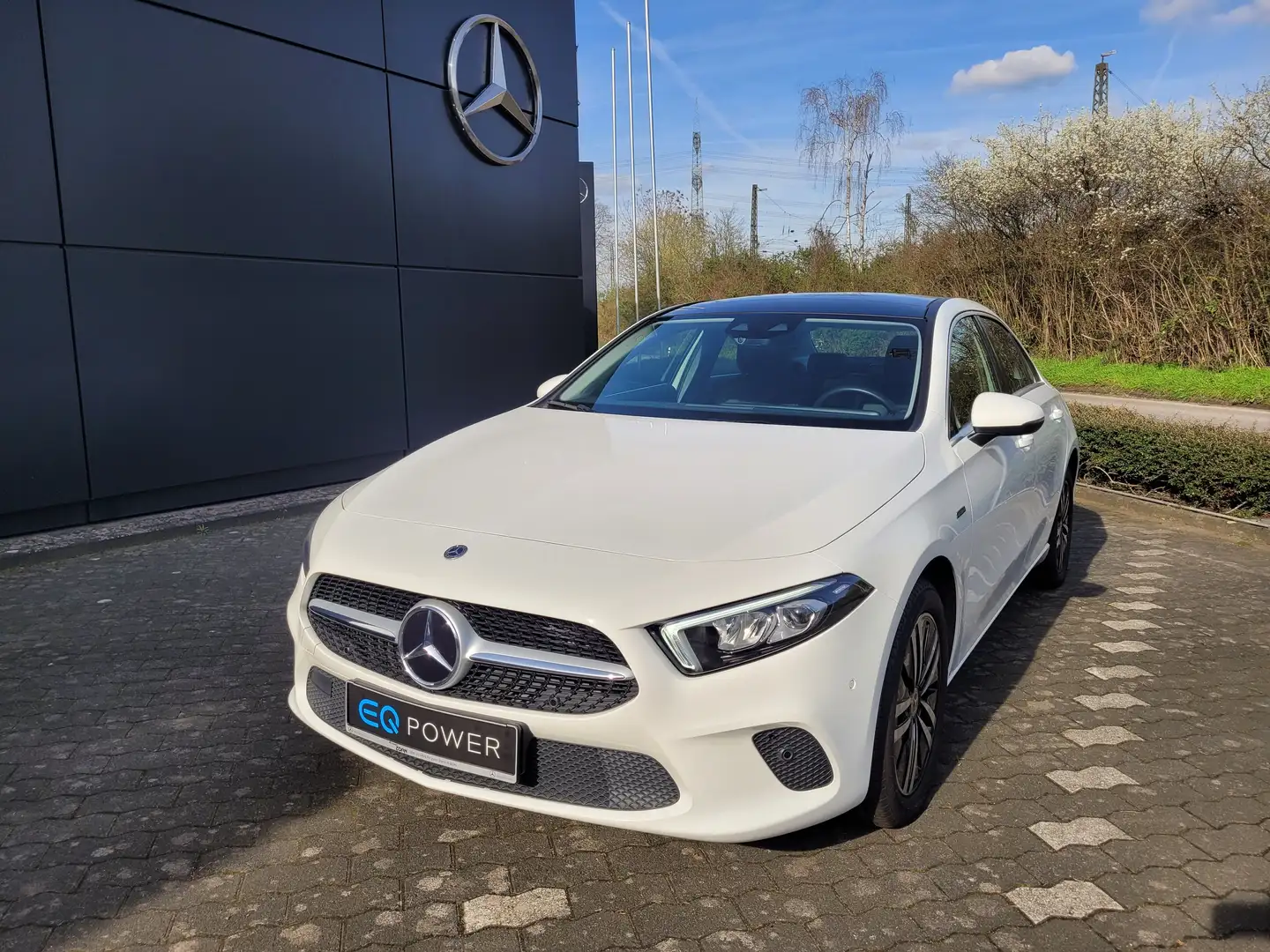 Mercedes-Benz A 250 Panorama-Glasschiebedach Parkassistent LED Weiß - 1