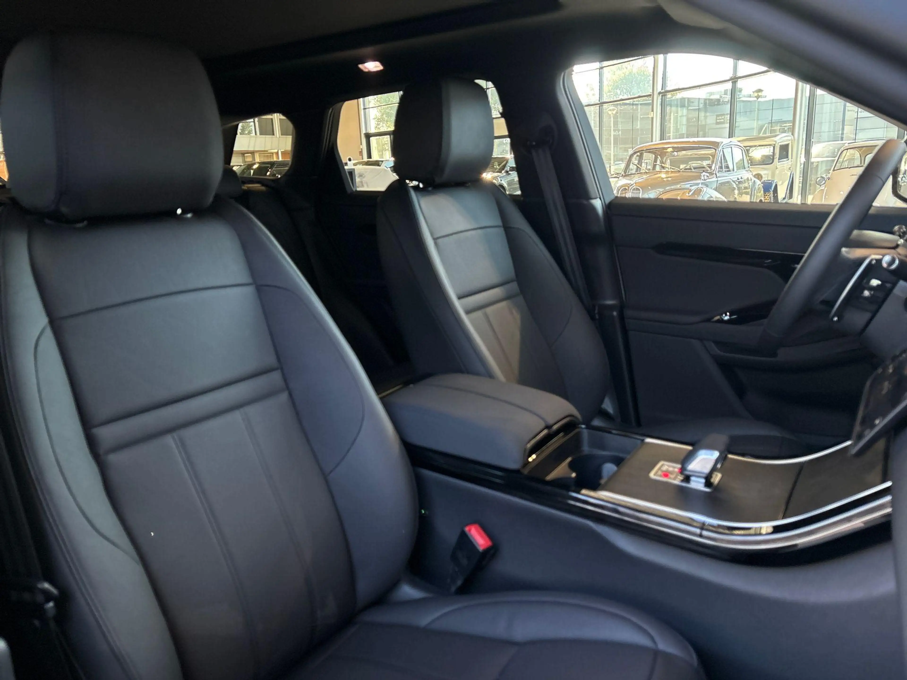 Land Rover Range Rover Evoque P270e AWD DYNAMIC SE -PANO.DAK|20"LM|BLACK PACK|CO — photo 3