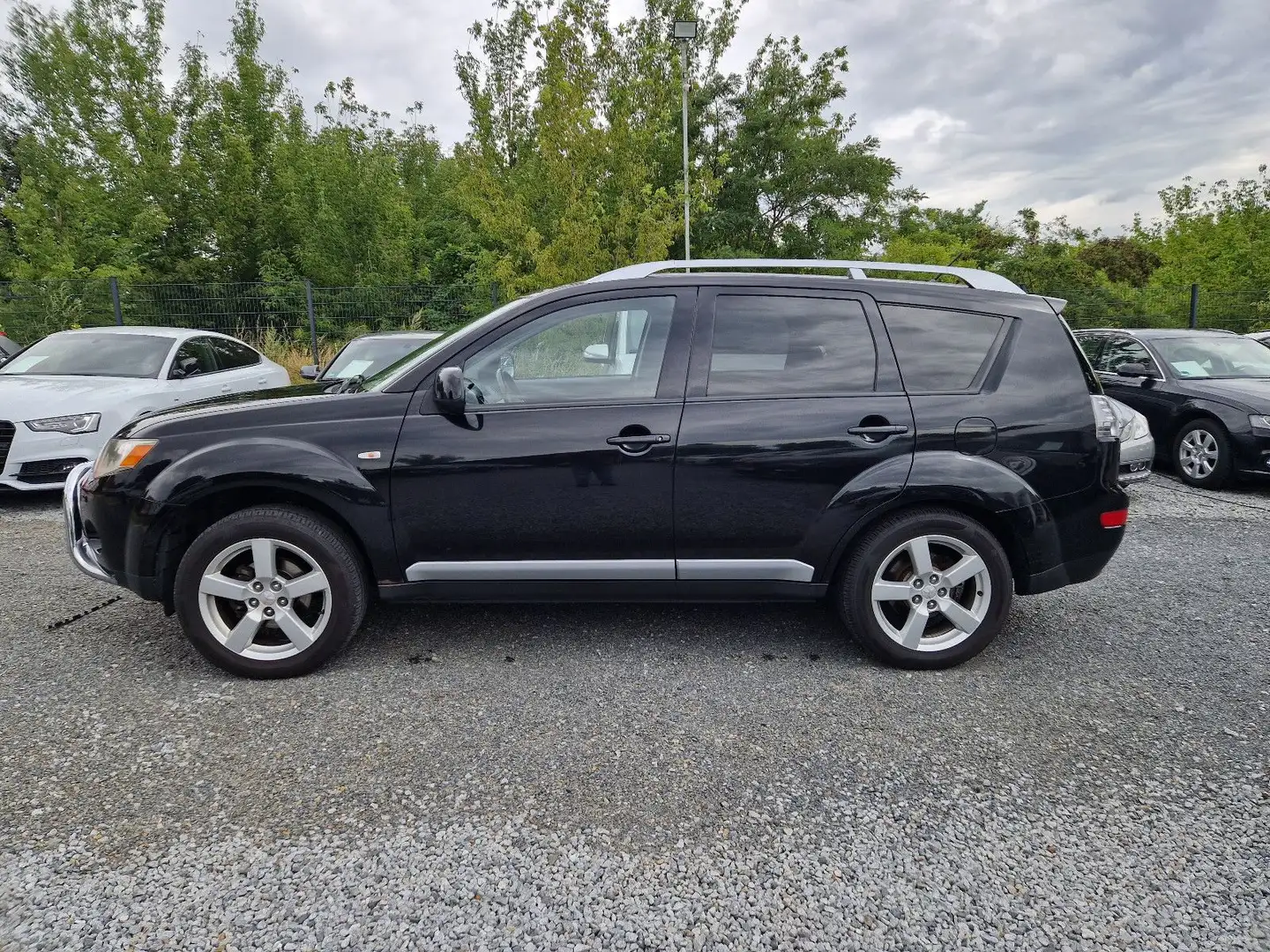 Mitsubishi Outlander 2.0 DI-D Intense AWD AHK 8FACH 7Sitzer Schwarz - 2