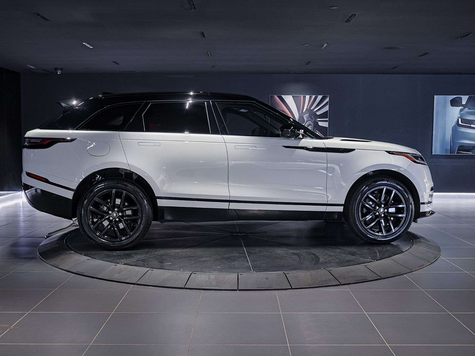 2026 Land Rover Range Rover Velar Dynamic SE | Sunroof | Navigation | Bluetooth | Heated/Cooled Seats | Heated Steering — photo 4