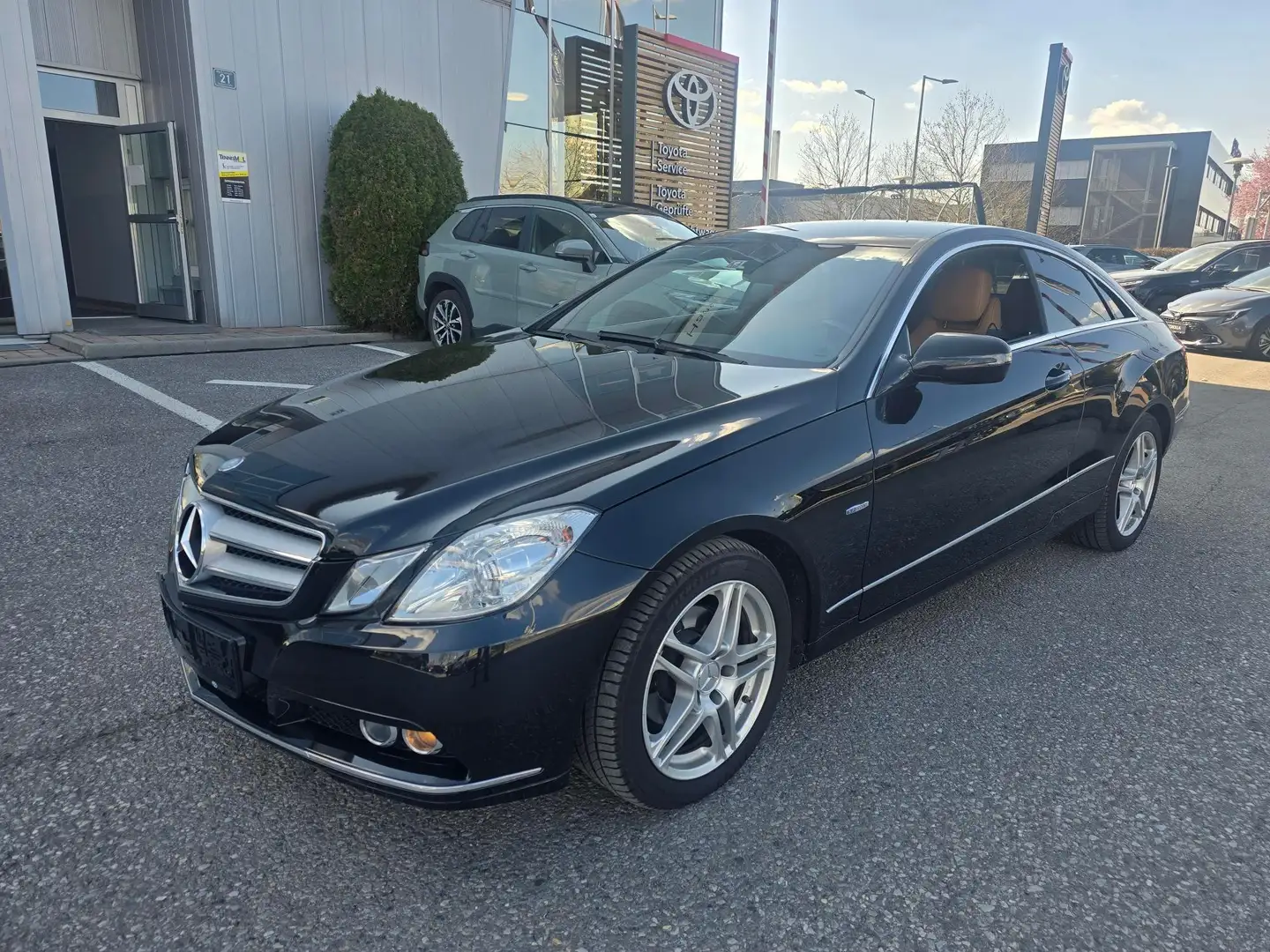 Mercedes-Benz E 250 CGI BlueEfficiency Aut. Zwart - 1