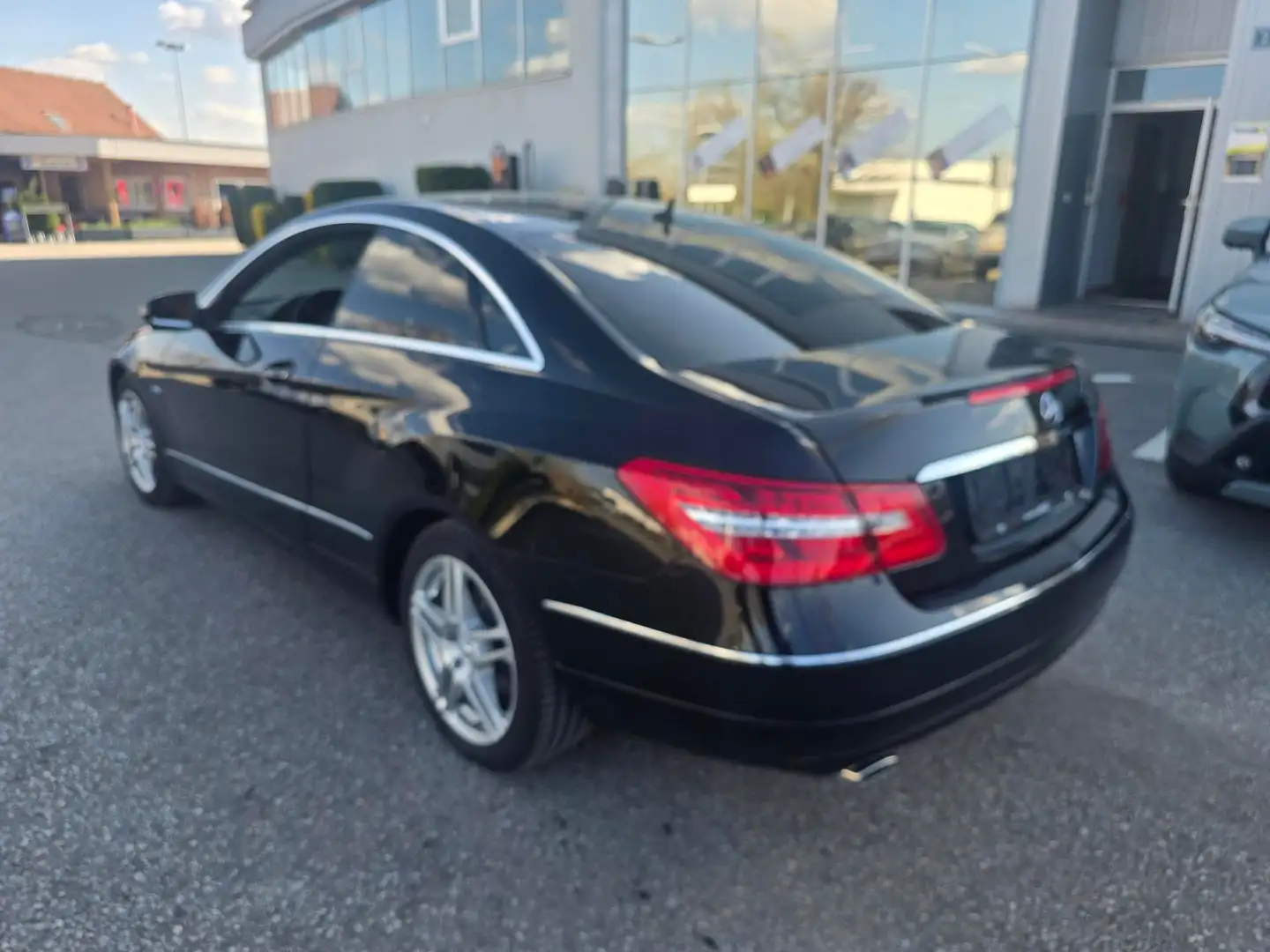 Mercedes-Benz E 250 CGI BlueEfficiency Aut. Zwart - 2