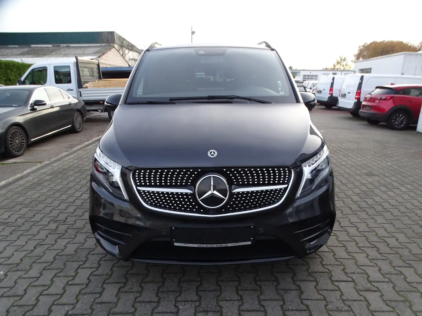 Mercedes-Benz V 300 d 4M lang AVANTGARDE EDITION AMG Line, Standhe Grau - 2