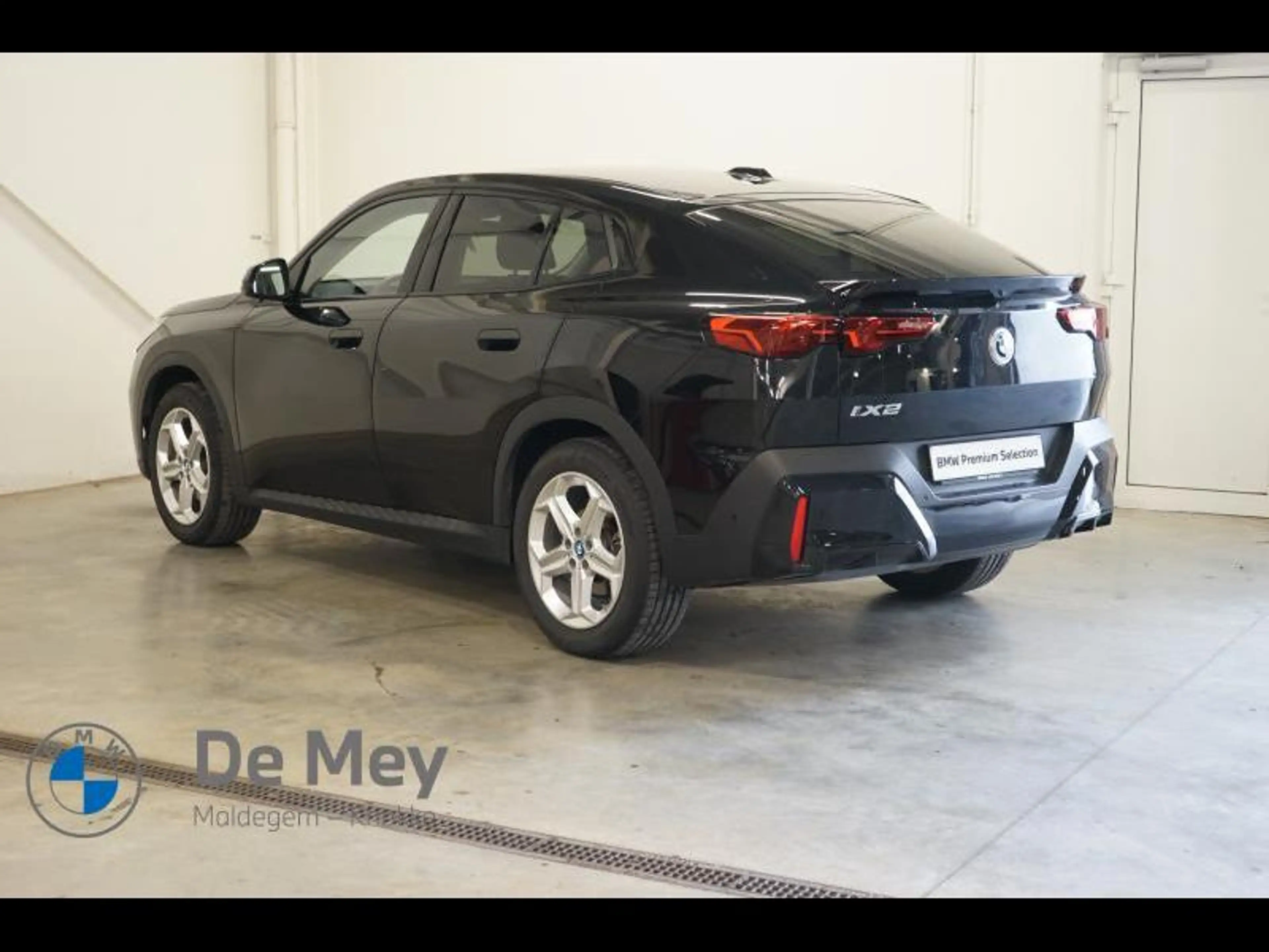 BMW iX2 20 — photo 5