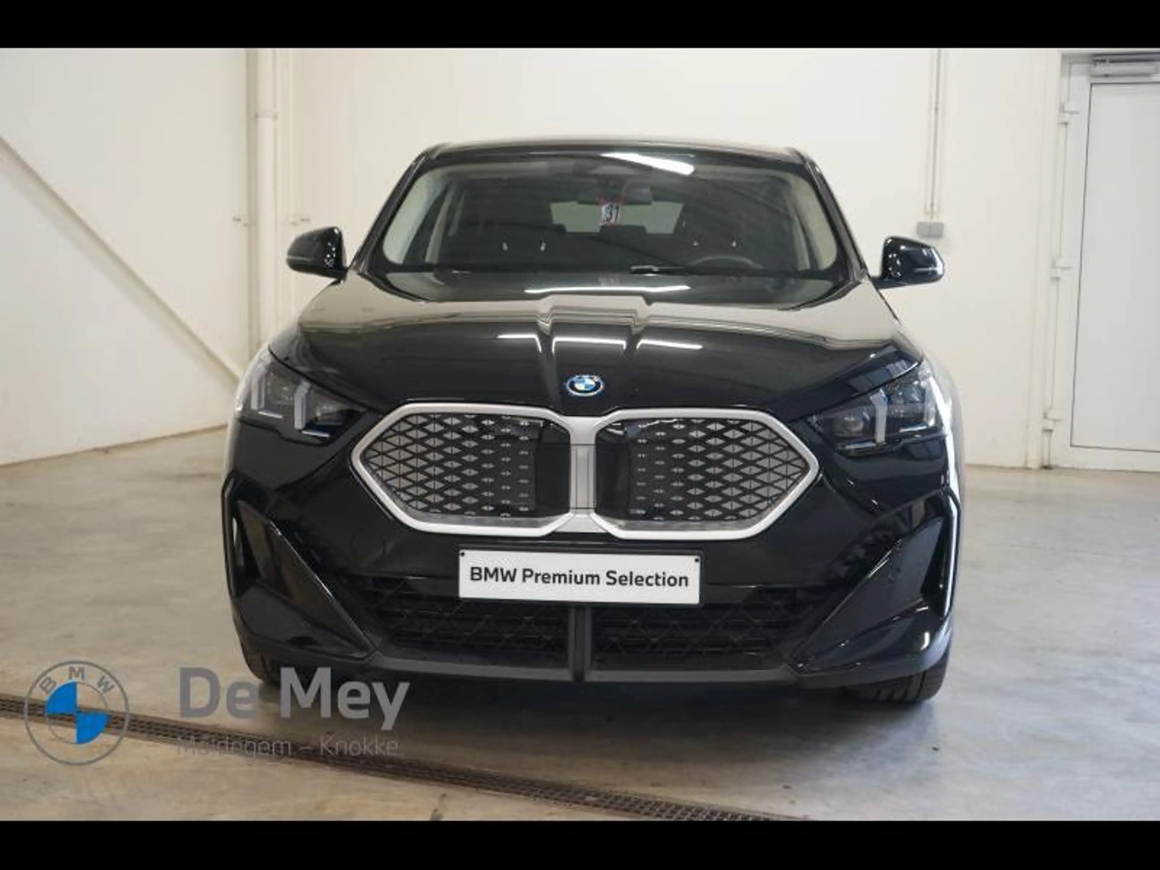 BMW iX2 20 — photo 2