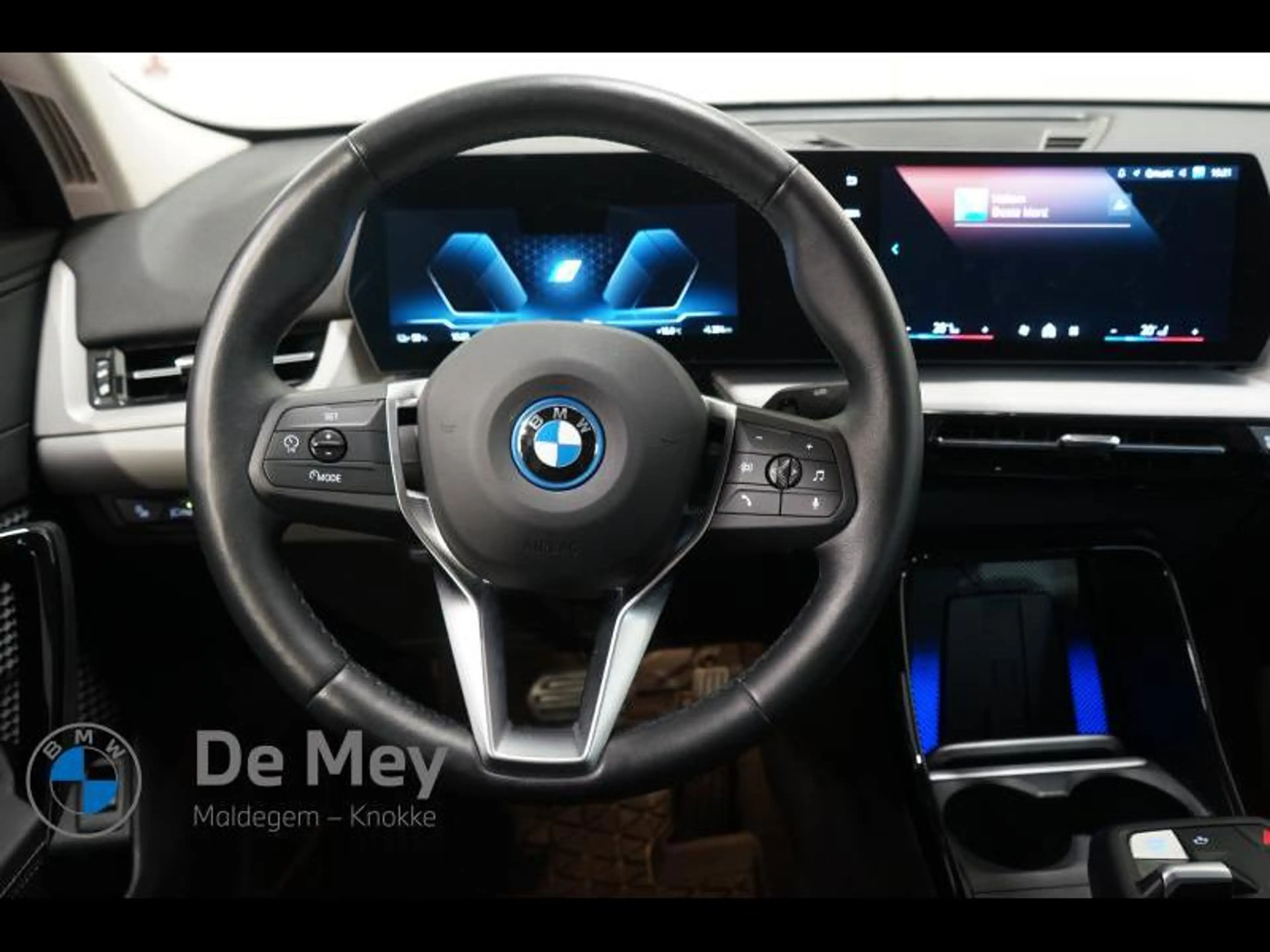 BMW iX2 20 — photo 11