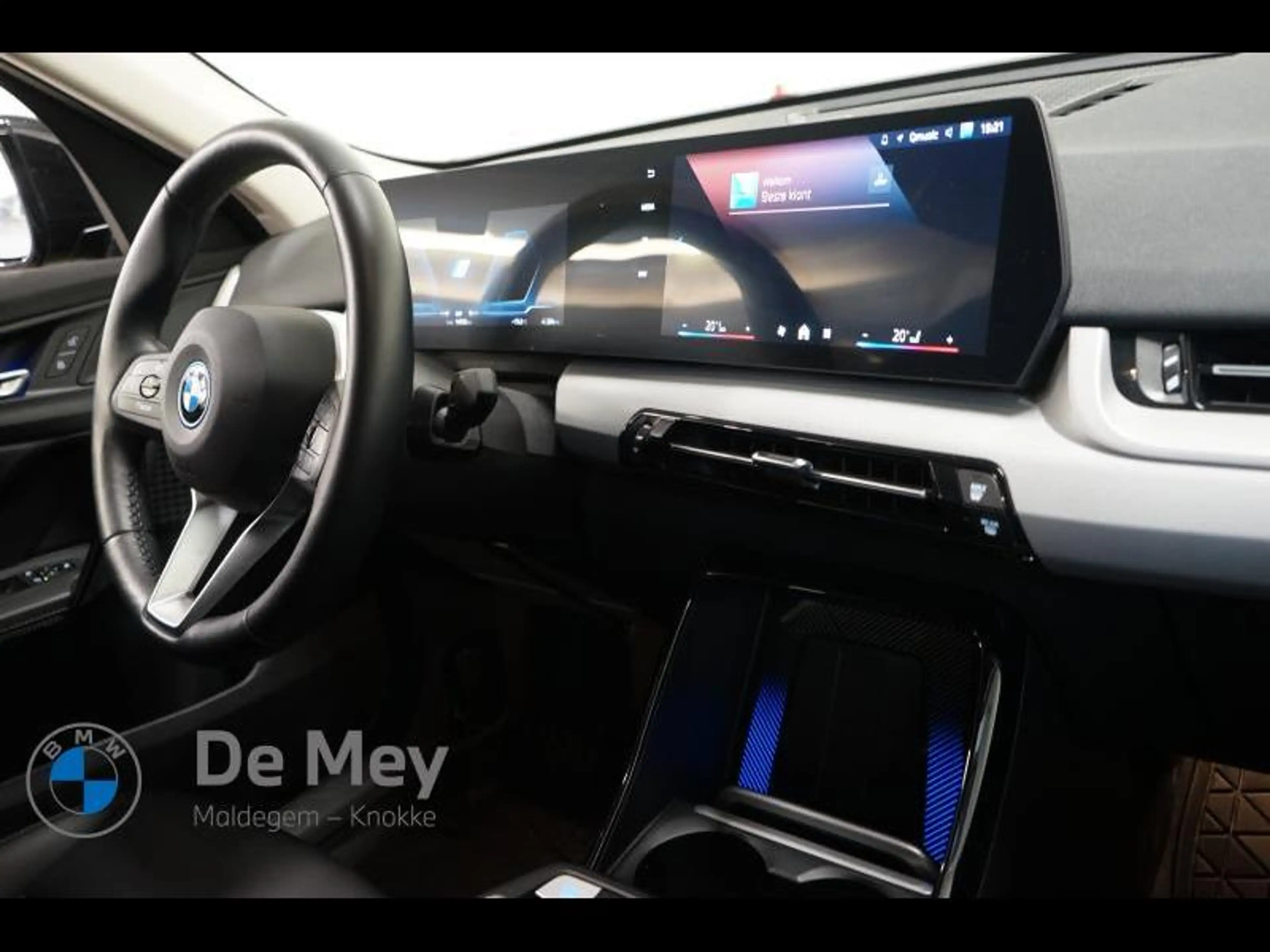 BMW iX2 20 — photo 12