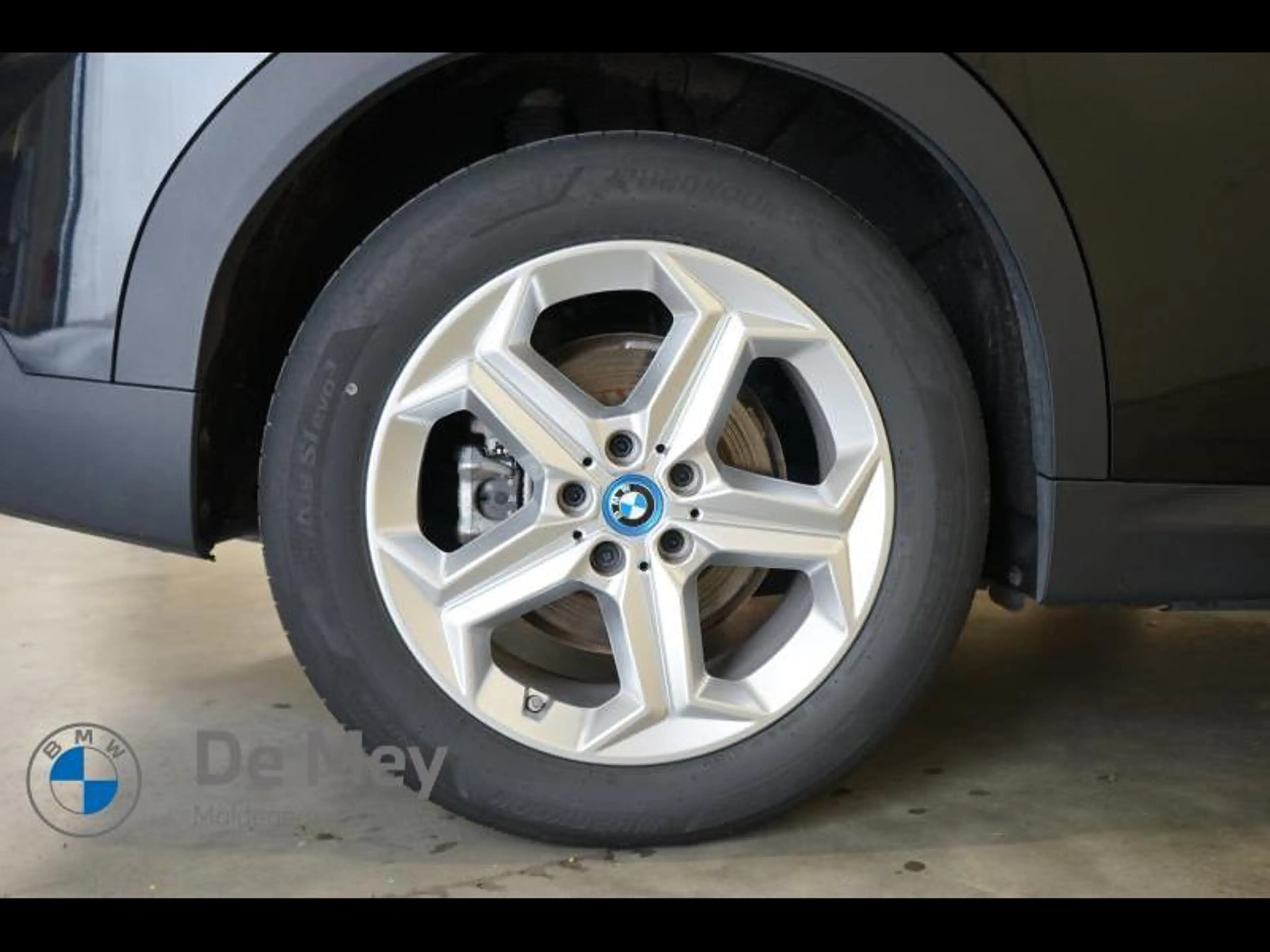 BMW iX2 20 — photo 8
