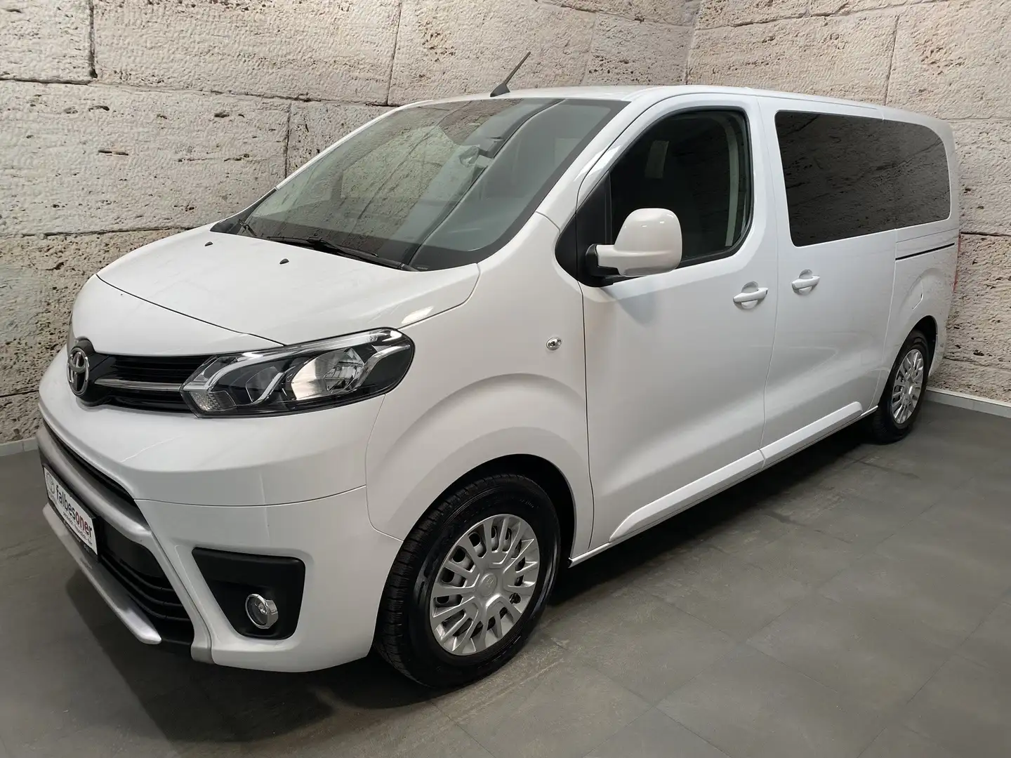 Toyota Proace Verso 2,0 D-4D 145 Medium Shuttle + Multimedia Pak Weiß - 1