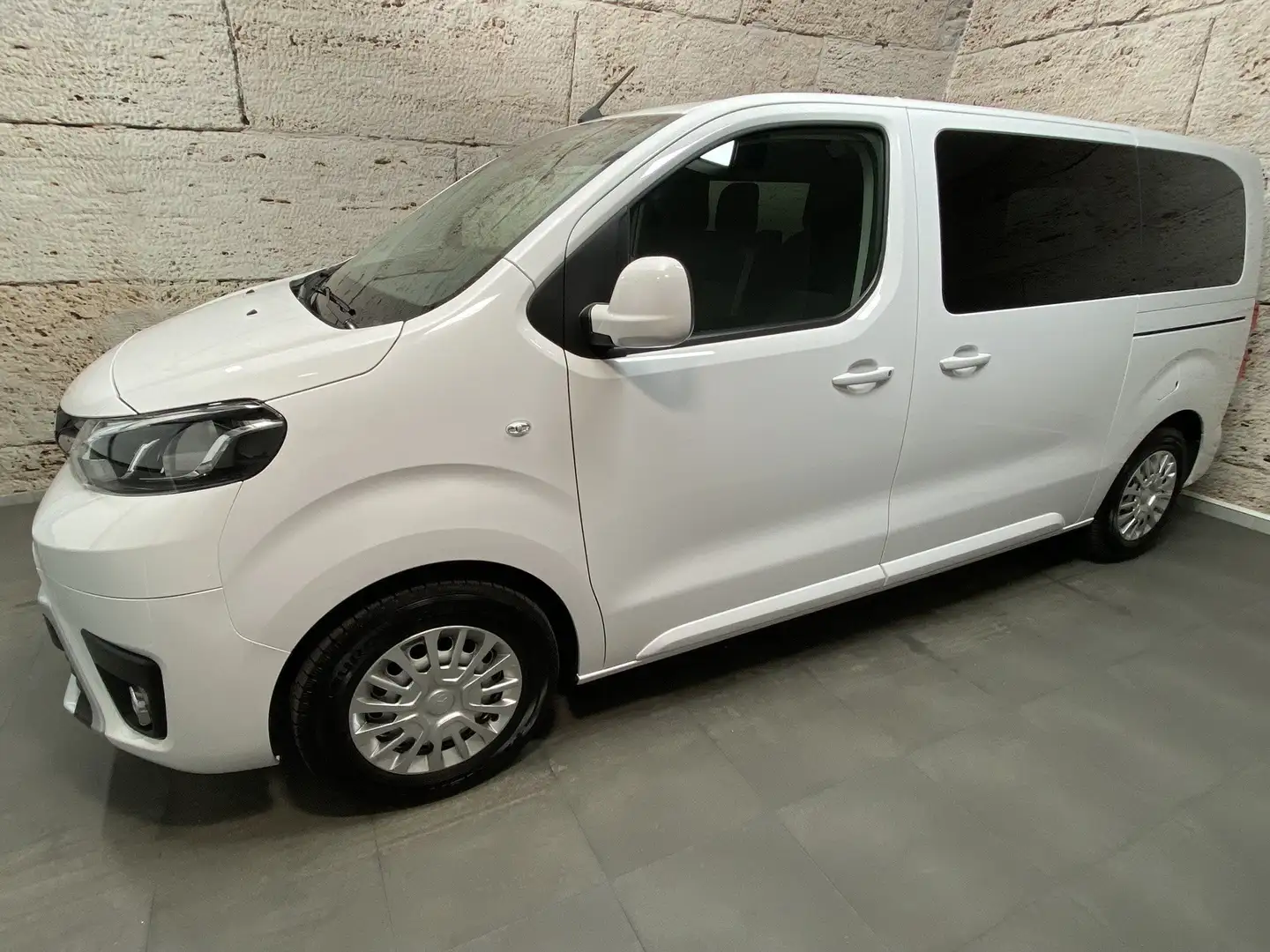 Toyota Proace Verso 2,0 D-4D 145 Medium Shuttle + Multimedia Pak Weiß - 2