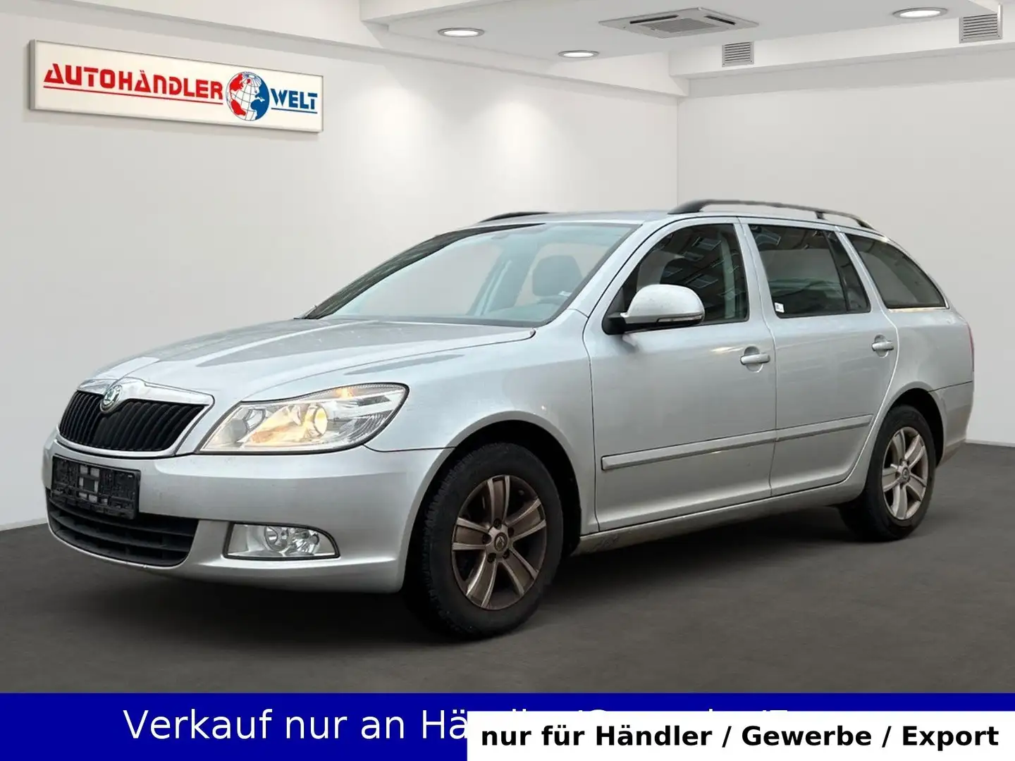 Skoda Octavia Kombi 2.0 TDI Klimaautomatik Navi PDC Silber - 1