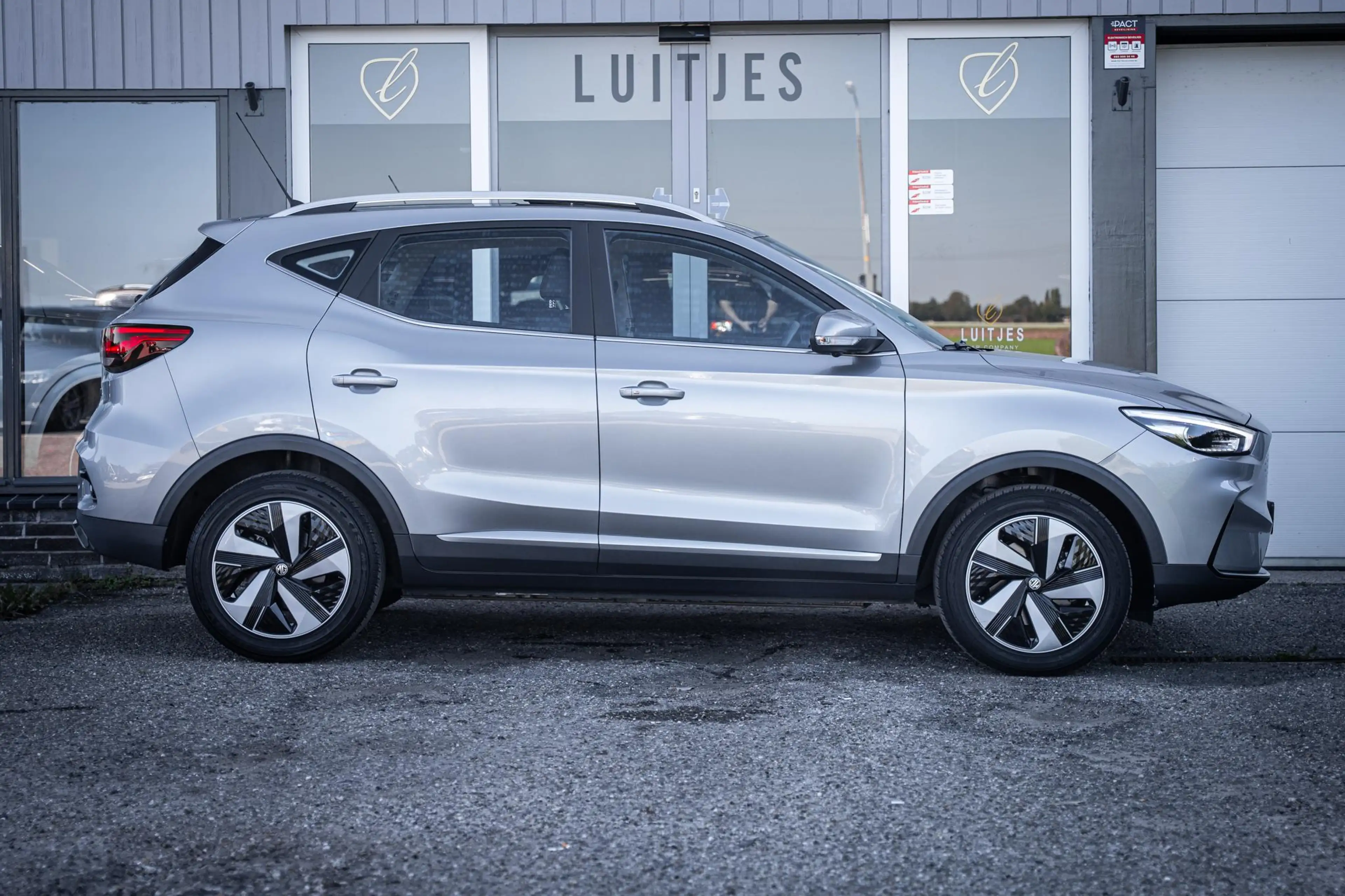 MG ZS EV Long Range Luxury 70 kWh Org.NL|1e-eig.|Pano-da — photo 8