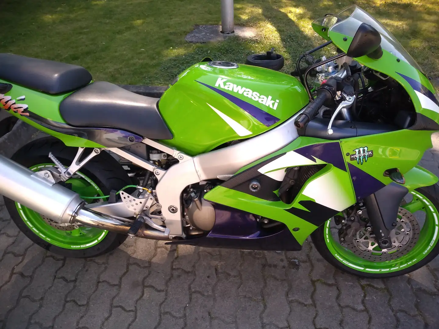 Kawasaki ZX 600 Yeşil - 2
