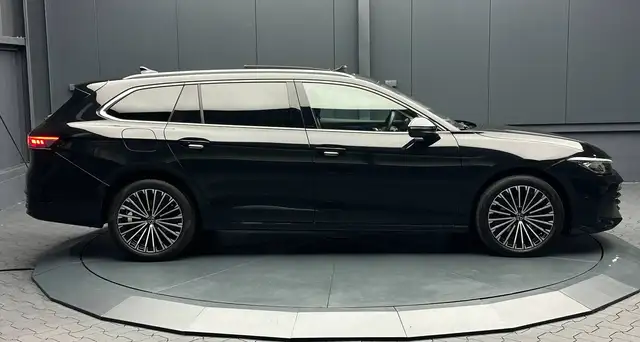 Volkswagen Passat view 6