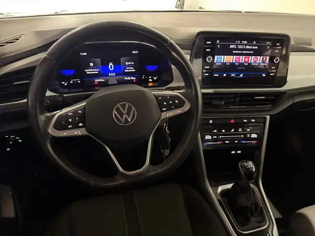 Volkswagen T-Roc view 11