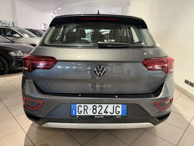 Volkswagen T-Roc view 4