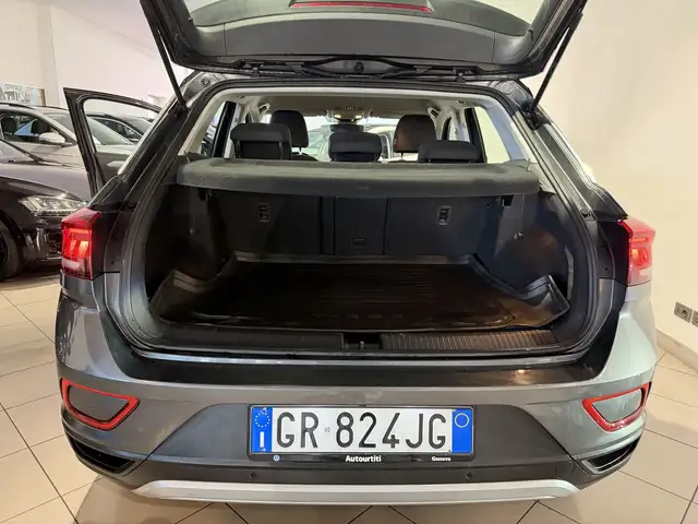 Volkswagen T-Roc view 9