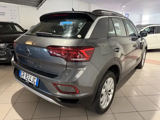 Volkswagen T-Roc view 5