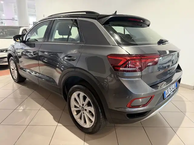 Volkswagen T-Roc view 3