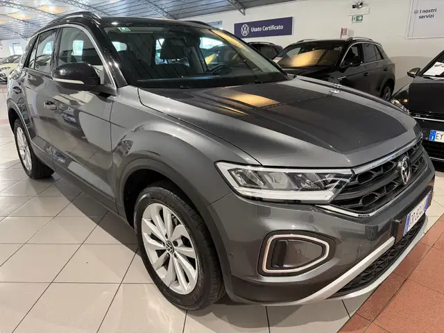 Volkswagen T-Roc view 6