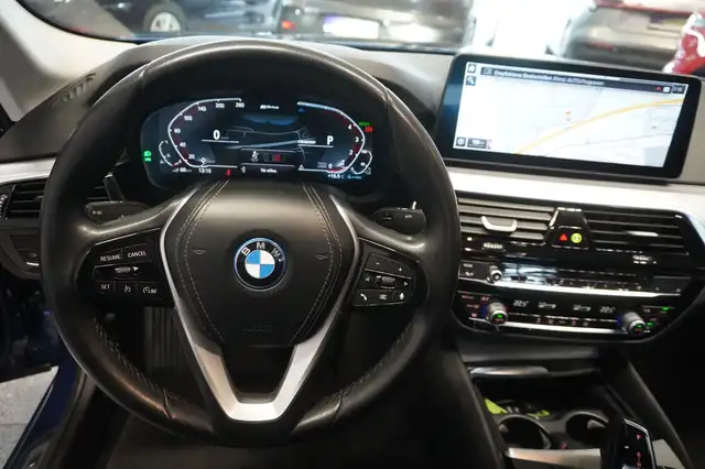 BMW 5 Series view 11