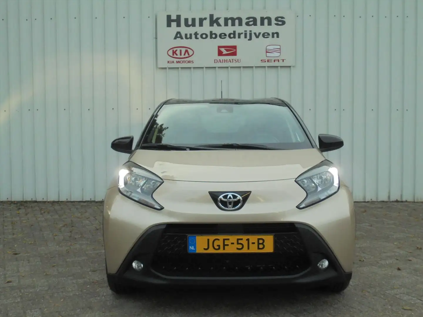 Toyota Aygo X 1.0 VVT-i AUTOMAAT 3.196 KM !! CAMERA 17" LM-VELGE Brun - 2
