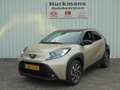 Toyota Aygo X 1.0 VVT-i AUTOMAAT 3.196 KM !! CAMERA 17" LM-VELGE Brun - thumbnail 1