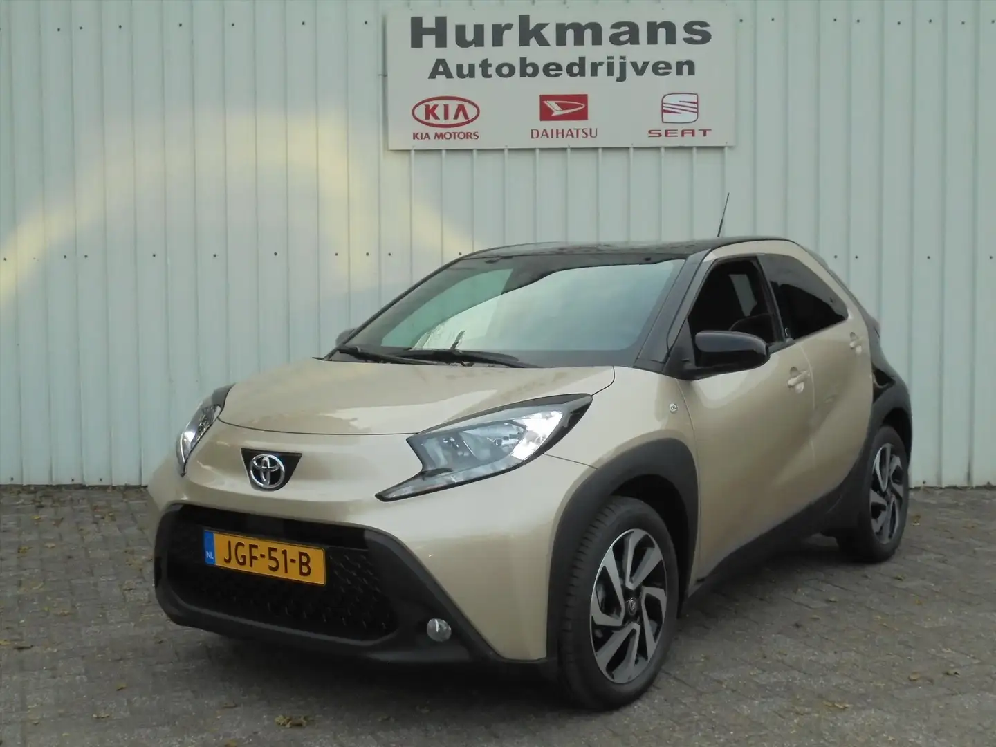 Toyota Aygo X 1.0 VVT-i AUTOMAAT 3.196 KM !! CAMERA 17" LM-VELGE Brun - 1