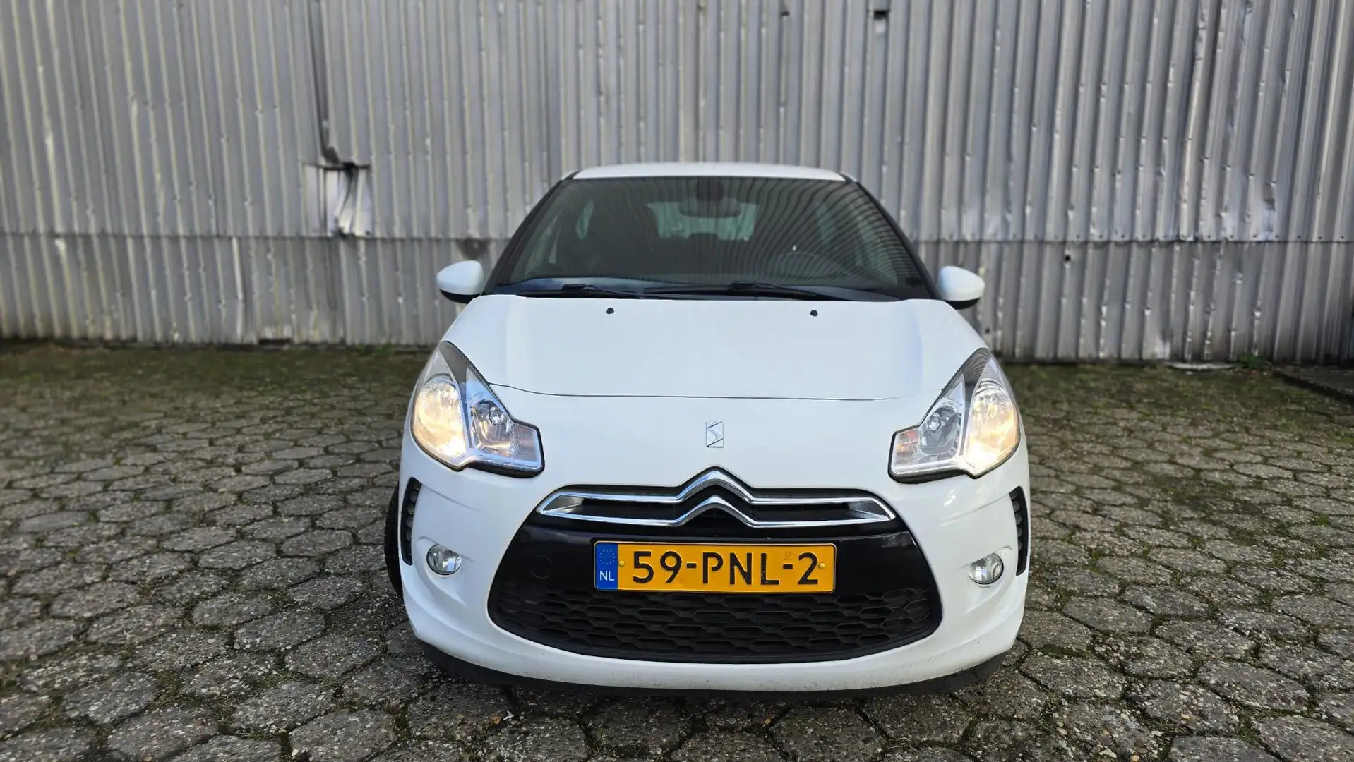 Citroen DS3 1.6 So Chic in White Blanc - 2