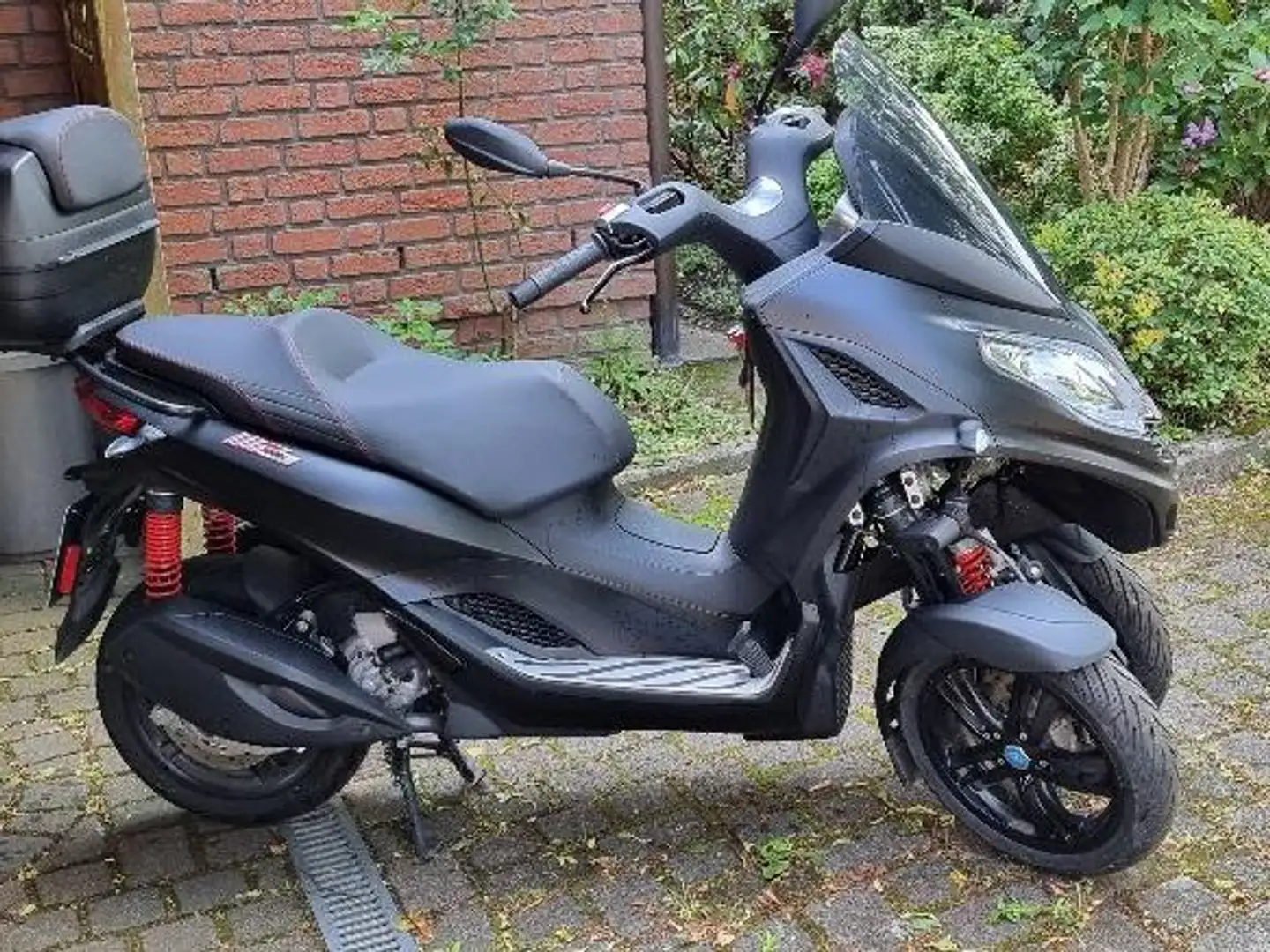 Piaggio MP3 300 Sport Zwart - 1